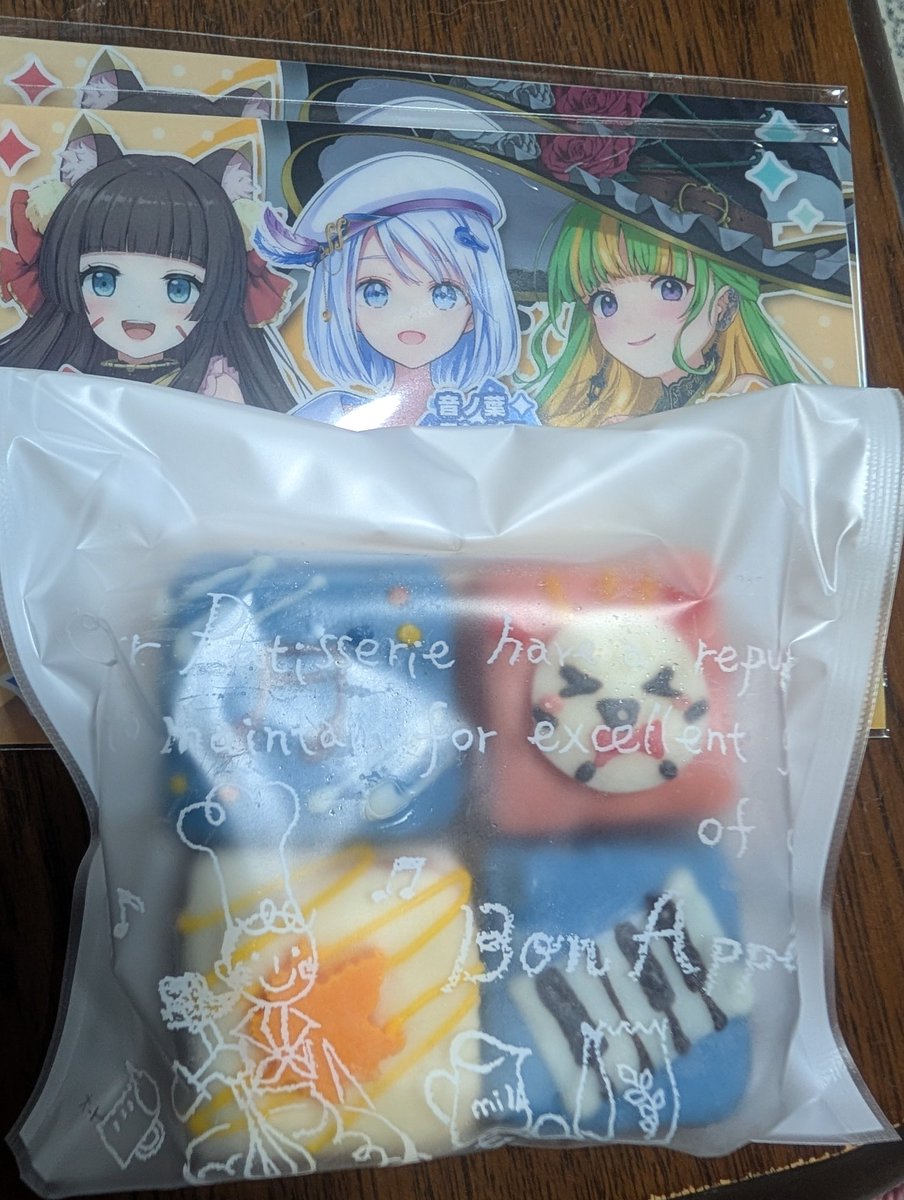 shumi_no_tikara's tweet photo. 届いてました〜！🍁🧭
実物で見るとさらにかわいい！
後で食べるのが楽しみです☺️
#Vの四角いドーナツ屋さん
#音ノ葉コンパス https://t.co/ss6z9epWJg