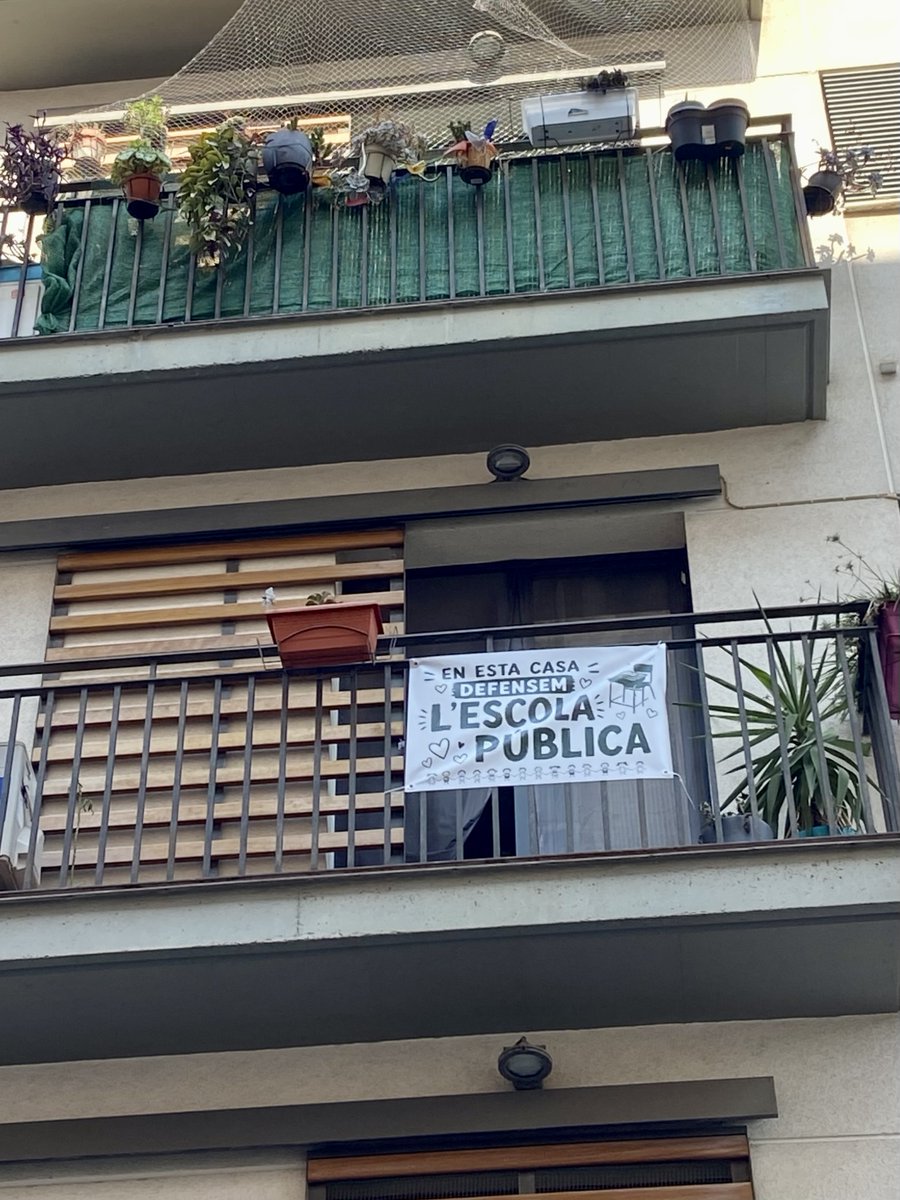 MiquelReal's tweet photo. Passejar per València amb la llum de la primavera és un luxe.
Però si a més te trobes balcons i decorats i la Fira de l'Escuradeta en vespres del Corpus, el luxe es transmuta en emoció i orgull pel teu veïnat i la teua ciutat.
Continuem amb la #VagaEducació 
👇🧵 https://t.co/yyN6LLwVZV