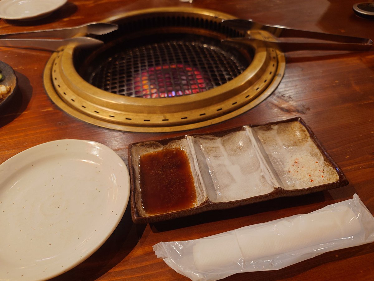 miki_ex's tweet photo. 今日の夕飯は焼肉☺️
店内BGMで永遠に嵐の曲が流れ続けてて、今日はそんなお店が多いんだろうなぁって思った😊
随分昔だけど私も一度だけライブ行ったことあって…懐かしい思い出😌 https://t.co/Czag1Zu9Qm