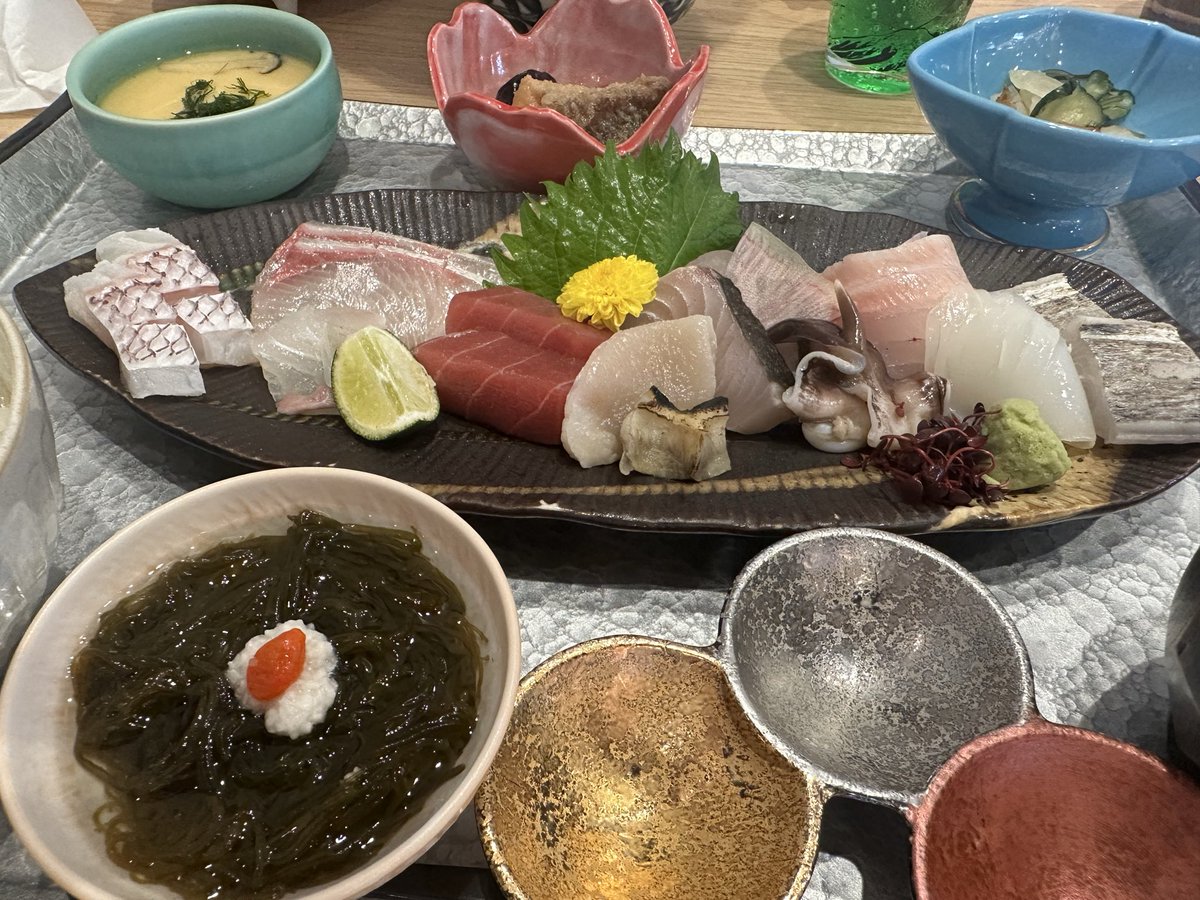 daichara1127's tweet photo. きまぐれクック誕生祭🎂
3時間並んだけど全然並ぶ価値ありますよ！誕生祭特別メニューマグロ丼はクック（99）にちなんで990円だそうです笑
いやいや、3000円くらいの価値ありますよ！😆👌ご馳走様でした😋
#うお一番 https://t.co/DFgaGmfbTs