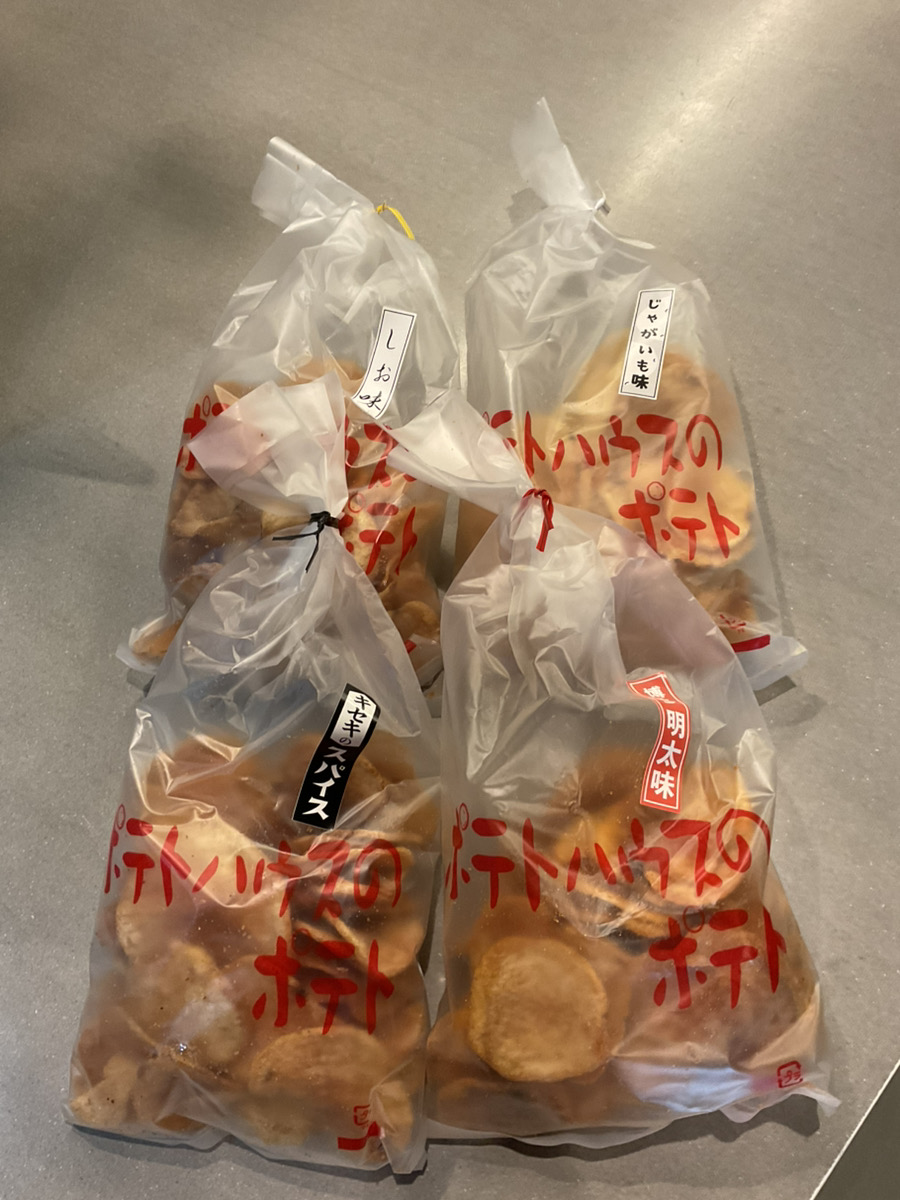 sakesansou's tweet photo. 【入荷速報】
元祖厚切りポテトチップス！国産ジャガイモ100%！手づくり！
ポテトハウスのポテト「じゃがいも味」「しお味」「キセキのスパイス味」「博多明太味」が入荷しました！
1973年より福岡にてポテトチップスの製造を開始。50年以上「手作り」にこだわった商品です。
#酒匠さんそう #入荷速報 https://t.co/5eRaUmIOg1