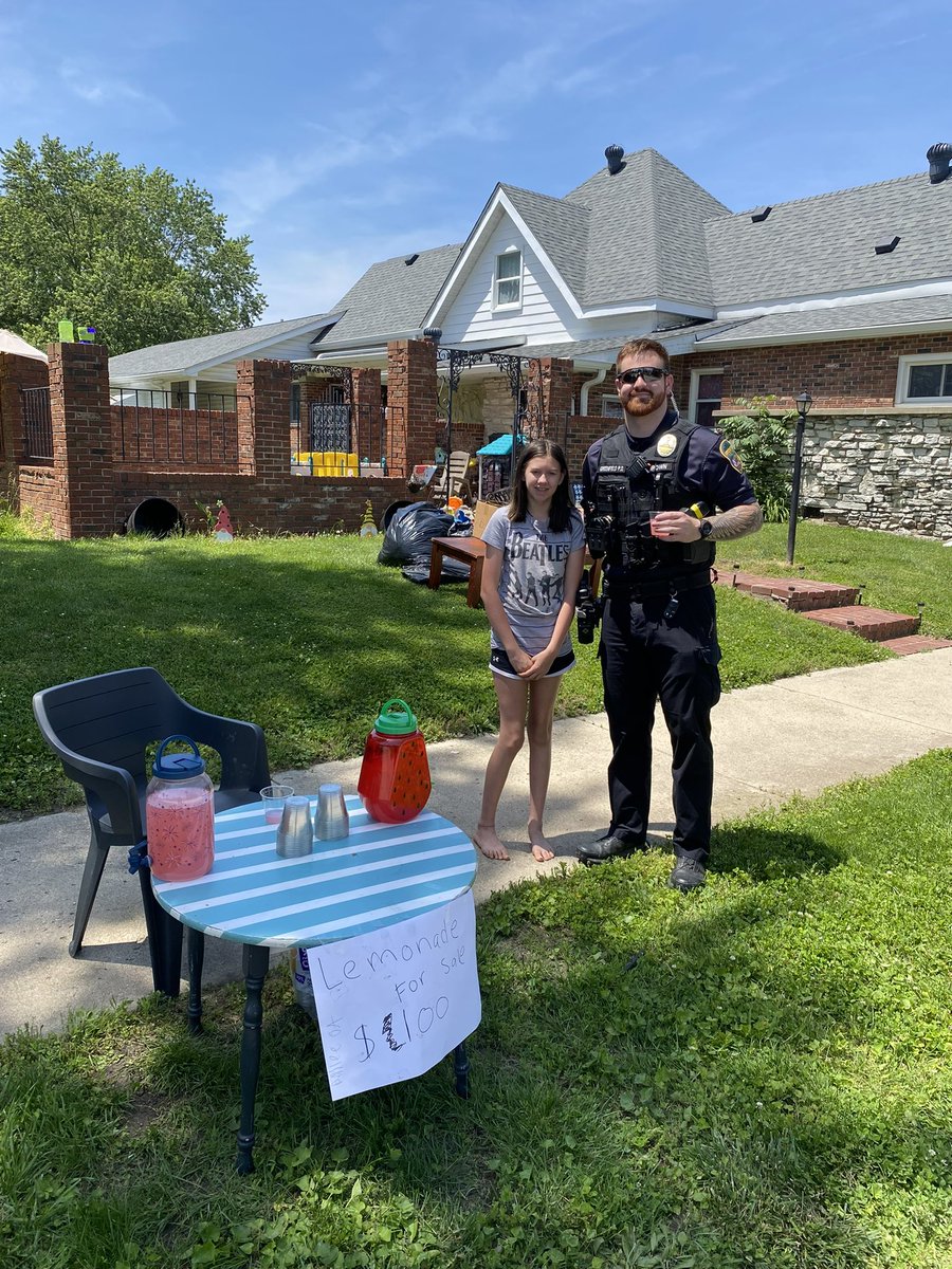 GreenfieldIN_PD's tweet photo. This young entrepreneur started her summer break off right! #lemonadestand
Patrolman Brown, who is finishing Field Training this week, stopped and enjoyed a glass on Friday.
Happy Summer!!
#community https://t.co/bHzMPTsItk