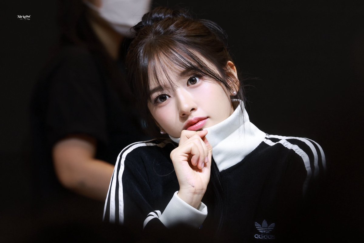 IVE アン・ユジン ファンコン サインボール 📸] 260530 𝗛𝗤 Fansign (1) Cre on pic • Collector: AnYuJinSource