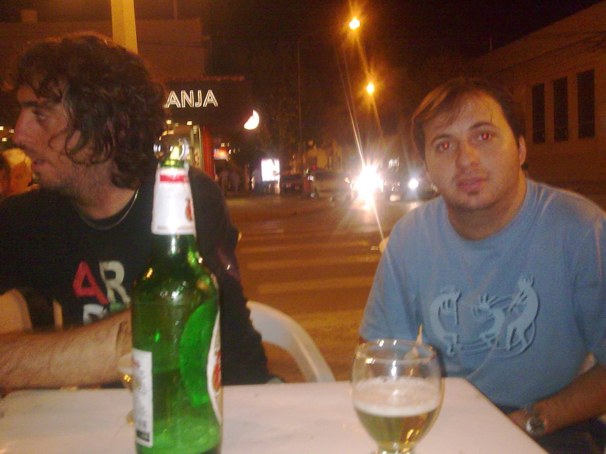 guillegilli's tweet photo. Feliz cumple amiguito, esta foto es de cuando teníamos cabellera prominente! @SebaTadich8 #elultimo8 https://t.co/8UZTDMxe5R