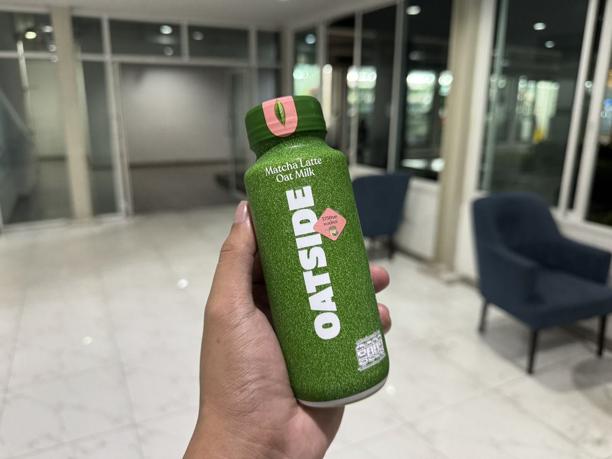 DaddyDontknowth's tweet photo. ตามล่าจนเจอ หยิบ OATSIDE Matcha Latte มาลองเพราะเห็นคนพูดถึงกันเยอะ สรุปว่าเข้าใจเลยว่าทำไมถึงฮิต สิ่งที่ชอบคือกลิ่นมัทฉะค่อนข้างชัด แต่ไม่ได้เข้มจนดื่มยาก มีความนัวจากนมโอ๊ตช่วยให้รสชาติกลมขึ้น ดื่มแล้วละมุน ไม่ฝาดคอ และไม่หวานจนกลบรสชา ยิ่งแช่เย็นจัด ๆ ยิ่งอร่อย ให้ฟีลเหมือนมัทฉะลาเต้จากคาเฟ่แก้วนึง แต่สะดวกกว่า เปิดฝาแล้วดื่มได้เลย เป็นเครื่องดื่มที่หมดขวดเร็วกว่าที่คิด เพราะรู้ตัวอีกทีก็เหลือแต่ขวดแล้ว 🍵

ไปหาตำด่วนน!!!