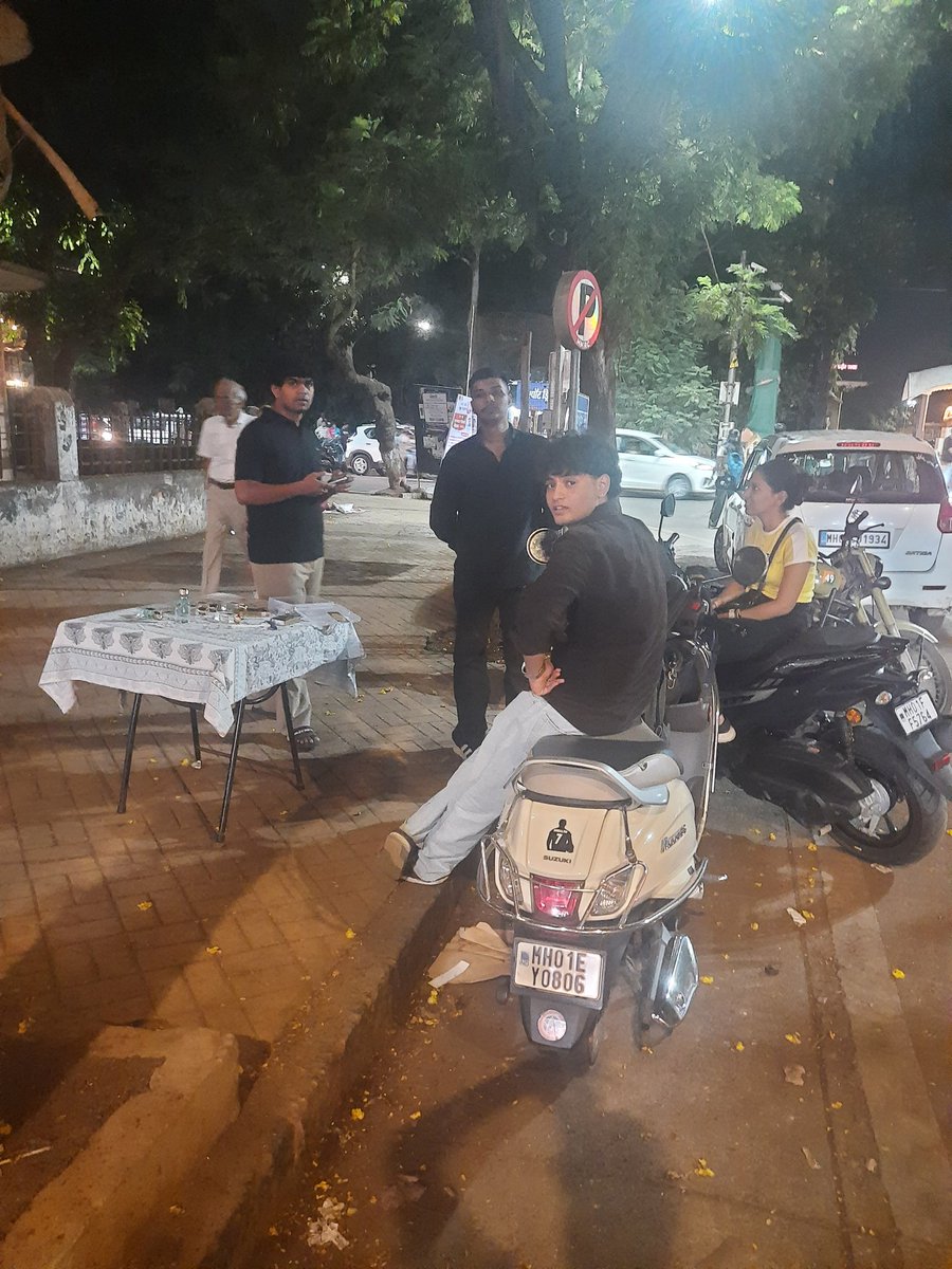 AdvSampanna's tweet photo. @CMOMaharashtra @MumbaiPolice @mybmc Day 2 of Illegal Perfume selling .. Location Shivaji Park Opp. Meenatai Thackeray Statue. Below Shanti Sadan building. Police not taking any action. @OfficialAkshata @1nitinsardesai https://t.co/mKwCxvnX5N