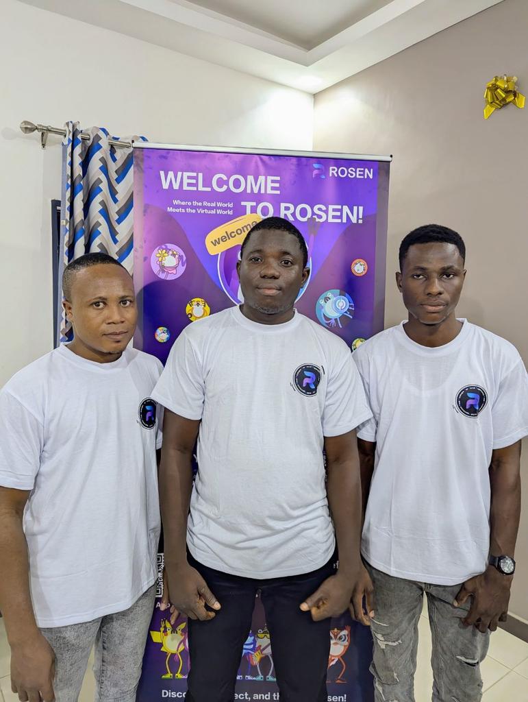 remicryp's tweet photo. Hier, j’ai eu le privilège d’organiser le tout premier événement communautaire francophone de @go_rosen  [ @fr_Rosen ] au Bénin, avec le soutien de @JuicyKrypt , @sj_mathias et @GNaheton88831

Avant d’aborder Rosen, nous avons commencé par une présentation entre participants. Ensuite, la découverte de l’application Rosen s’est faite naturellement.

C’est quoi ROSEN ?
Rosen est une application sociale propulsée par l’IA et alimentée par Circle et PayPal (leurs stablecoins respectifs : $USDC et $PYUSD). Elle permet à chacun, partout dans le monde, de se connecter, de créer et de gagner grâce aux tâches d’aide et aux sondages.

La connexion peut être locale ou mondiale, ce qui ouvre de nouvelles opportunités aux entreprises et sociétés locales pour s’ouvrir au reste du monde.

Nous avons également exploré plusieurs cas d’utilisation déjà mis en œuvre par d’autres utilisateurs, les autres opportunités qu'offre Rosen actuellement ainsi que les partenariats réalisés par Rosen par le passé.

Après ces échanges, nous avons distribué des t-shirts aux participants qui avaient répondu à certaines questions, puis partagé un moment convivial autour d’un rafraîchissement 😜🤦‍♂.

Pour conclure, tout cela a été rendu possible grâce à l’accompagnement de @Africhain et @women_on_web3, représentés respectivement par @Gdonlalemi et @makboulath_ia.

Un grand merci à tous les participants, sans qui cet événement n’aurait pas pu avoir lieu.
Merci de votre présence.