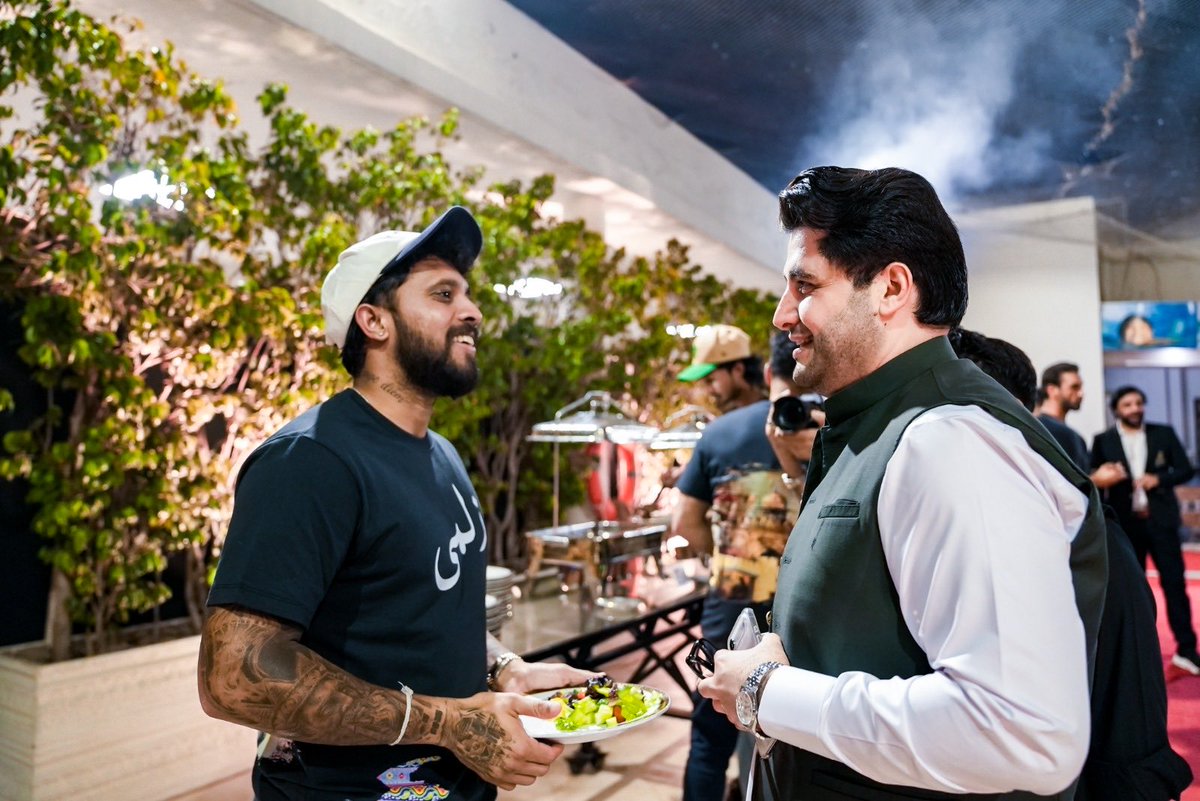 JAfridi10's tweet photo. කුසල් මෙන්ඩිස් ශ්‍රී ලංකා ක්‍රිකට් කණ්ඩායමේ නායකයා ලෙස පත්වීමට සුභ පැතුම්! 👏
අපේ රටේ ගෞරවනීය නායකයෙකු සහ දක්ෂ ක්‍රීඩකයෙකු. ඔබට ශක්තිය, සාර්ථකත්වය සහ ජයග්‍රහණ රැසක් ප්‍රාර්ථනා කරමි! 🇱🇰🏏 https://t.co/piNP58XvLS