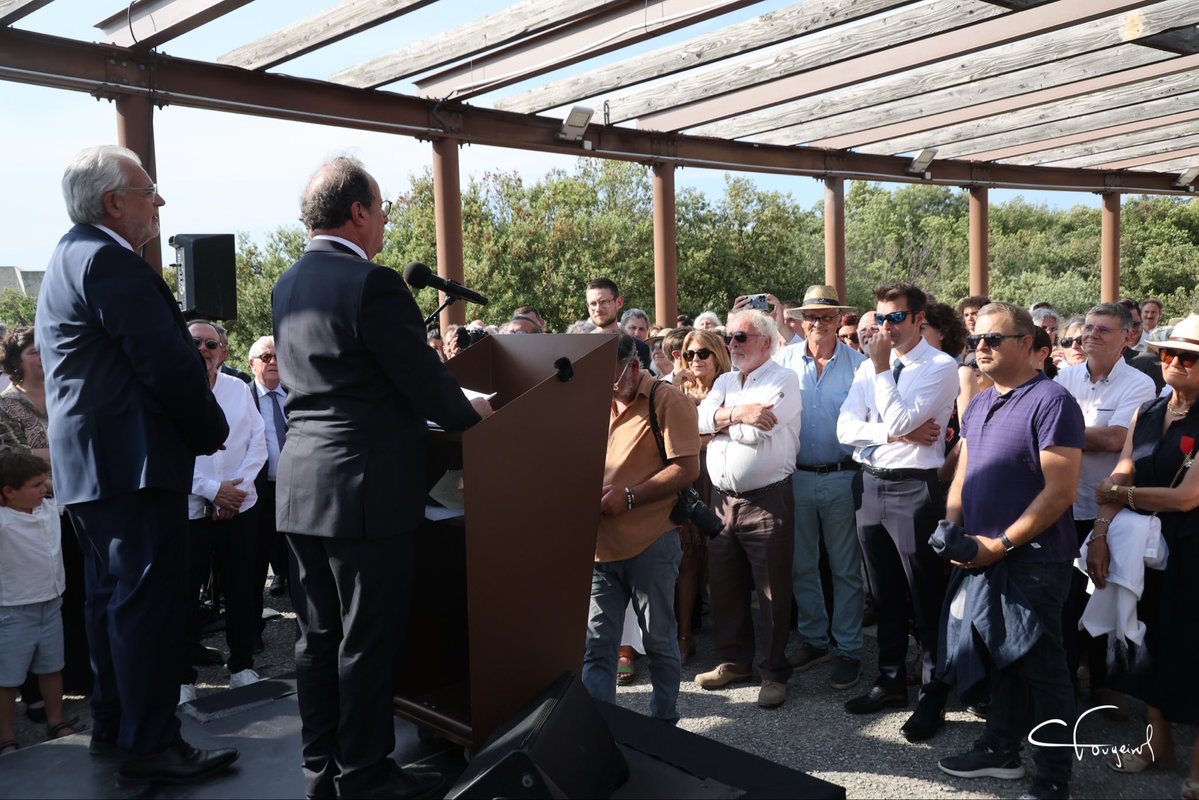 pterrasse's tweet photo. J’ai été honoré de voir le President Hollande me remettre les insignes de chevalier de la légion d’honneur au sein de l’espace de la @grottechauvet2 dont j’ai été l’initiateur. Je vous remercie toutes et tous pour votre présence nombreuse.
#Distinctions https://t.co/se3nPqYKCy