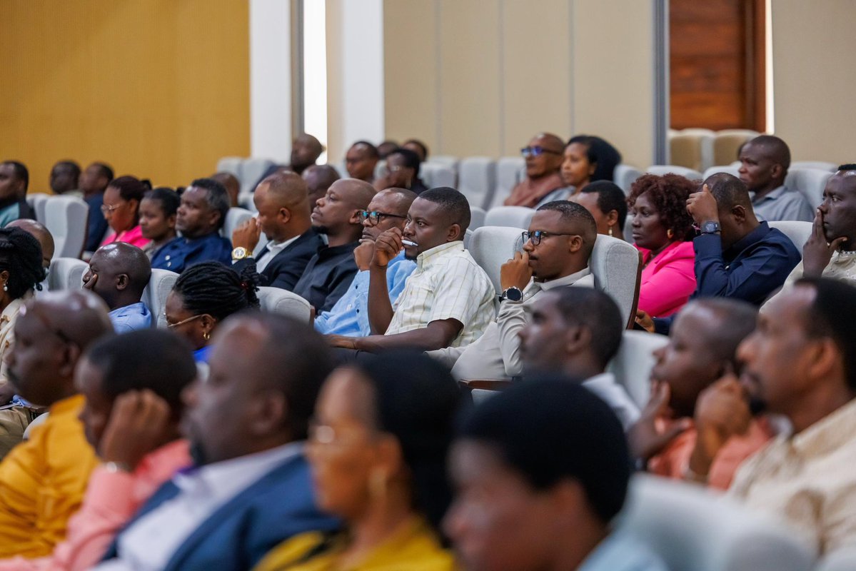 RwandaTrade's tweet photo. Asoza uyu mwiherero, Minisitiri @P_Sebahizi yasabye abikorera kongera no kunoza ibyo bakora, kugira ngo barusheho gutanga umusanzu mu kongera umusaruro w’igihugu no guhanga imirimo. #PSFRwanda https://t.co/boHyRGKQhc