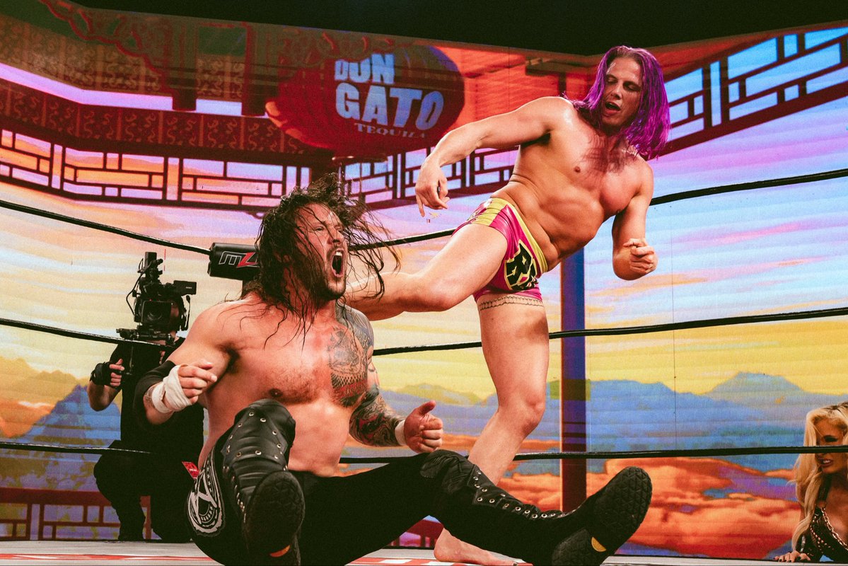 MLW's tweet photo. KROSS vs RIDDLE 2️⃣

The @SuperKingofBros signed the open contract offered up by MLW World Heavyweight Champion @realKILLERkross during the season premiere of MLW FUSION, setting the stage for a huge rematch in two weeks!

Replay ▶️ https://t.co/2foz8AZgmQ https://t.co/rsxFrdqsYR
