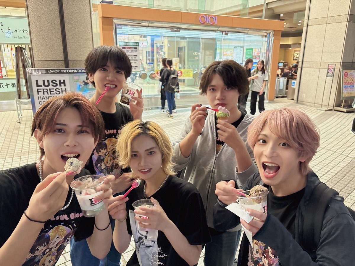 M87804925's tweet photo. 本日は錦糸町フリーライブありがとございました💛
5月ラストライブ暑かったけど楽しかた〜〜観てくれた方もありがとございました☀️
#はなかぜ
#ハナカゼ https://t.co/ZmUMcj9Hqc