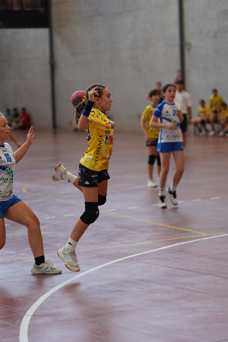 bmvillaaranda's tweet photo. 🐣 𝗖𝗔𝗡𝗧𝗘𝗥𝗔 | ¡Que sí, que nuestras chicas son 🥉 en el Campeonato Alevín de Castilla y León!
💛 ¡Gracias a tod@s por el apoyo que nos habéis brindado en un día tan mágico para la historia del club!
#IICampeonatoAlevinCyL
#LaBaseVDA https://t.co/ax5WJLb4rH