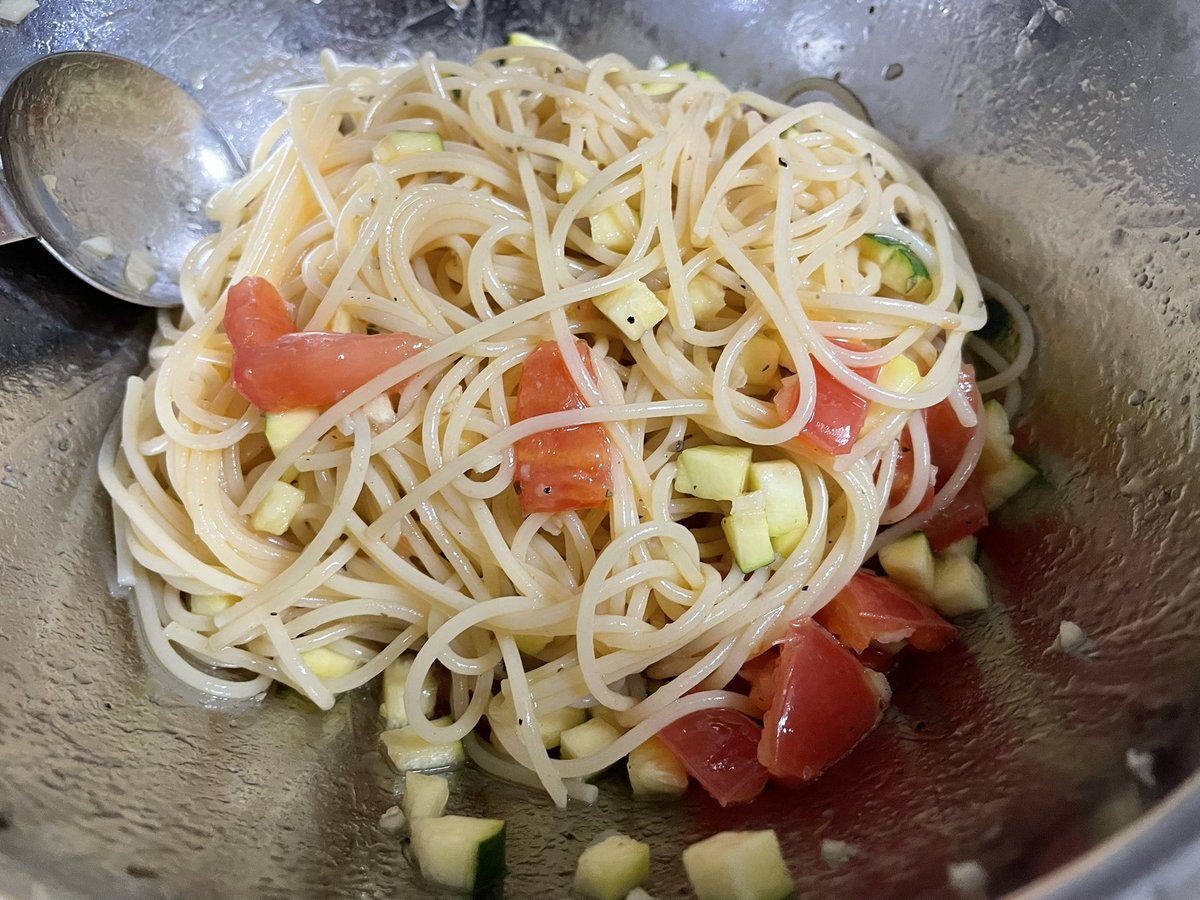Tomo_Mrk3B01's tweet photo. Now I’m in the final phase of today’s dinner cooking, tossing the cold pasta with the cold anchovy & veggies sauce!
Hmm. Tasty dinner will be ready soon😉
#twinglish #cookingathome #coldpasta https://t.co/j6Icu86HE0
