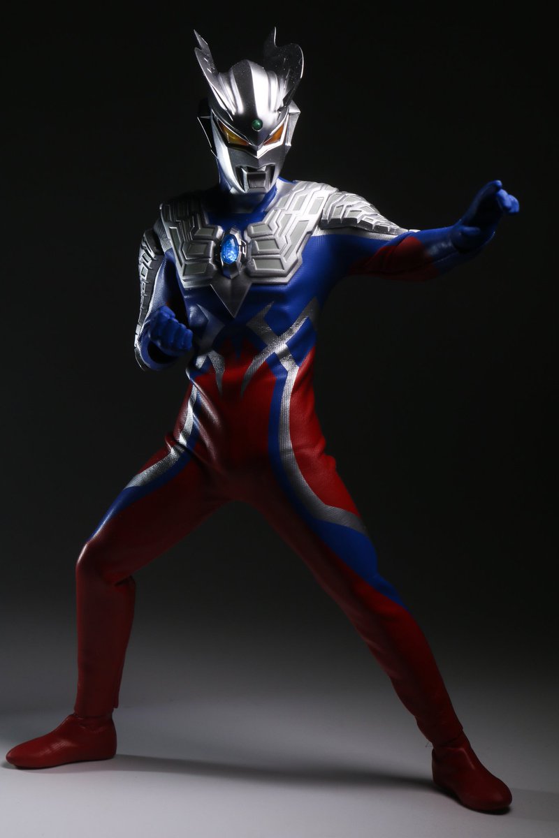 mimunob's tweet photo. POPONE TOYS ウルトラマンゼロ。
劣化が怖い素材ではあるものの、可動によって自然にシワがよる説得力は、可動部むき出しのフィギュアでは得られない。ヘッドが硬質なおかげで今までのフィギュアに感じた、ダルさが無くてゼロらしさが溢れてて素晴らしい。
#POPONE #ウルトラマンゼロ https://t.co/U3mkJUYUWn