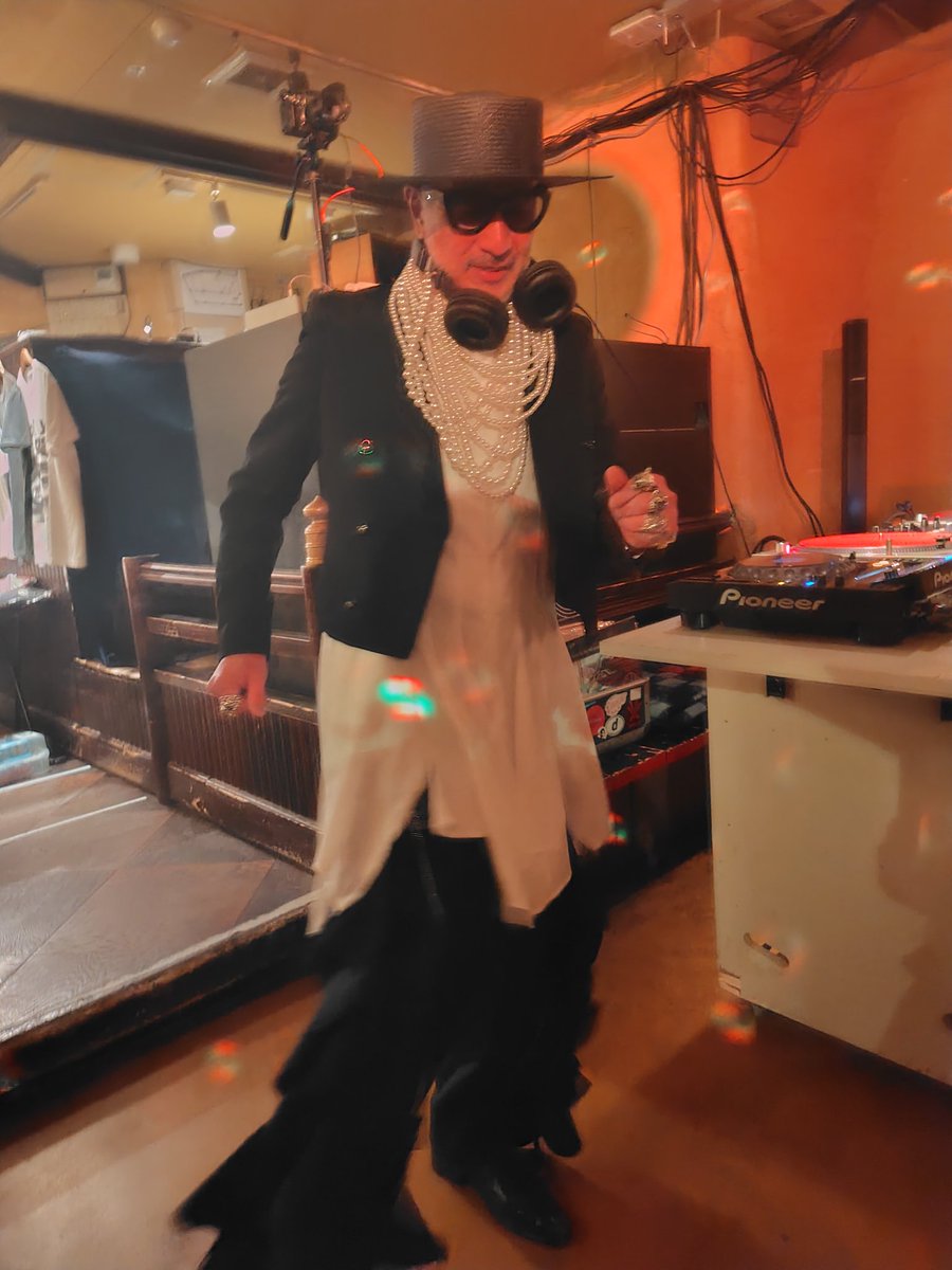 yokoiai's tweet photo. Solitary Circus 2nd Anniversary Tour
FINAL 東京 晴れたら空に豆まいて
とびきりの夜に導いてくださったDJ MACROMANCEさん♡ファイナルにふさわしいエレガントでドレッシーな装いにみんなメロメロ♡写真は貴重な踊るマックさんね♡存在だけで空間の格があがる、愛してやまない素晴らしいDJ♡♡♡ https://t.co/XhvblNwSO3