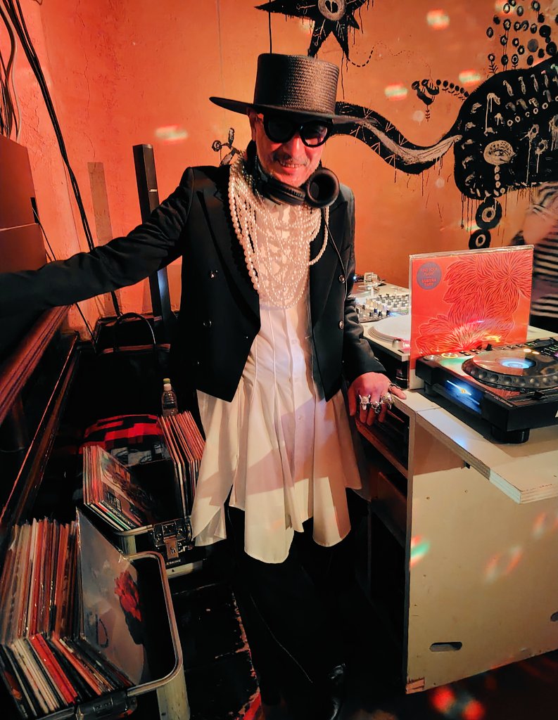 yokoiai's tweet photo. Solitary Circus 2nd Anniversary Tour
FINAL 東京 晴れたら空に豆まいて
とびきりの夜に導いてくださったDJ MACROMANCEさん♡ファイナルにふさわしいエレガントでドレッシーな装いにみんなメロメロ♡写真は貴重な踊るマックさんね♡存在だけで空間の格があがる、愛してやまない素晴らしいDJ♡♡♡ https://t.co/XhvblNwSO3