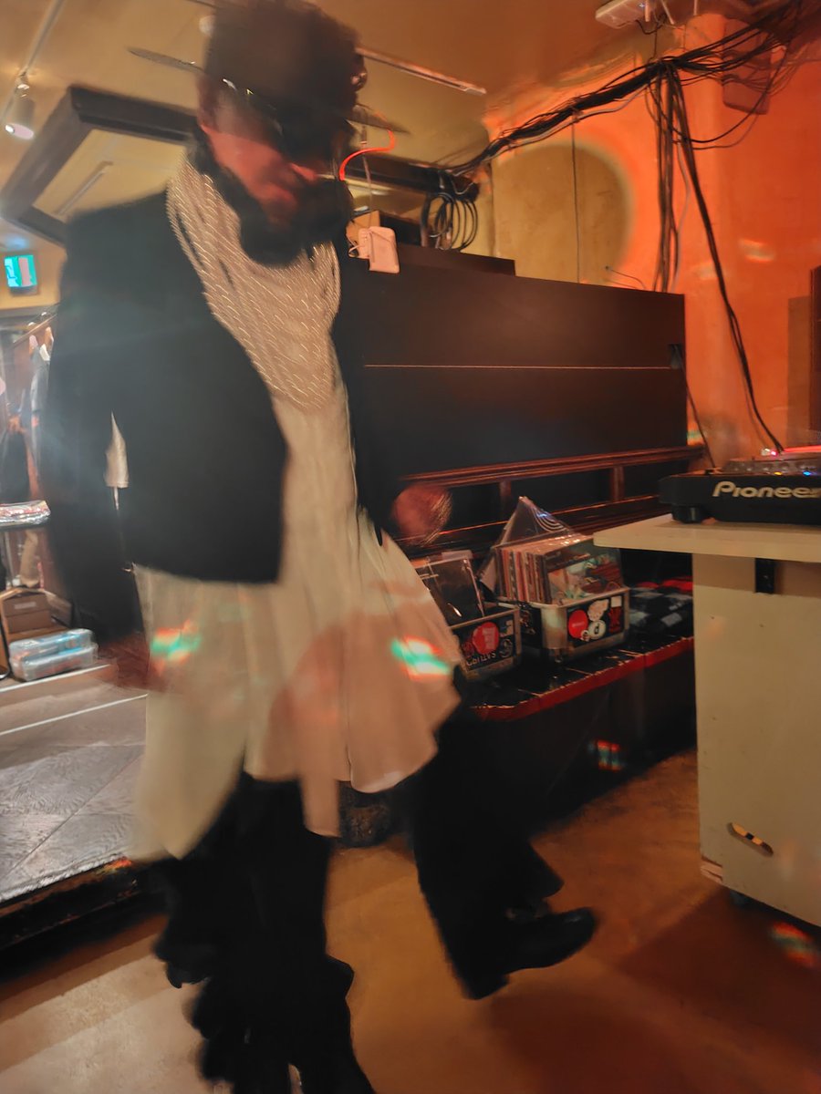 yokoiai's tweet photo. Solitary Circus 2nd Anniversary Tour
FINAL 東京 晴れたら空に豆まいて
とびきりの夜に導いてくださったDJ MACROMANCEさん♡ファイナルにふさわしいエレガントでドレッシーな装いにみんなメロメロ♡写真は貴重な踊るマックさんね♡存在だけで空間の格があがる、愛してやまない素晴らしいDJ♡♡♡ https://t.co/XhvblNwSO3