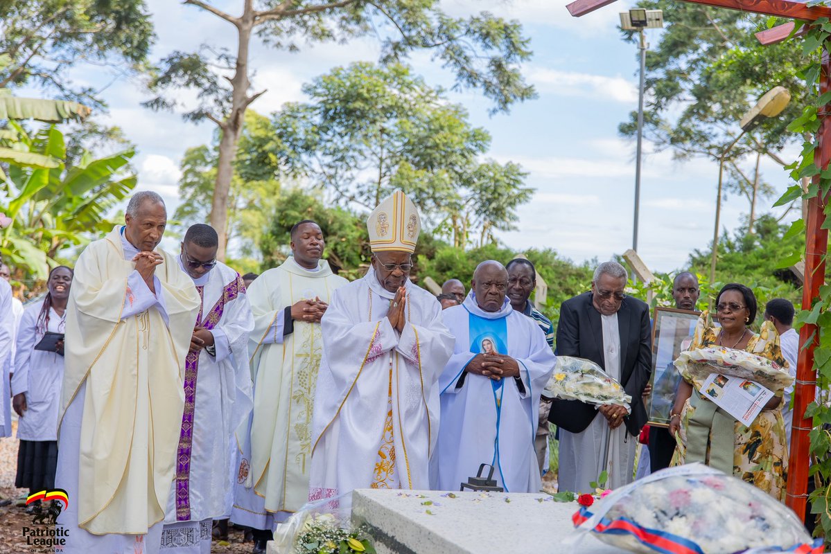 ericmuhangi22's tweet photo. Today, Hon. @MichealMawanda1 , our Director of Mobilization, joined family, friends, and relatives in Kamengo, Mpigi, to honour the life of the late Cedric Babu.
Representing Our Chairman Gen. @mkainerugaba , the Chairman expressed profound sorrow over this painful loss. https://t.co/RQcxnPMZck