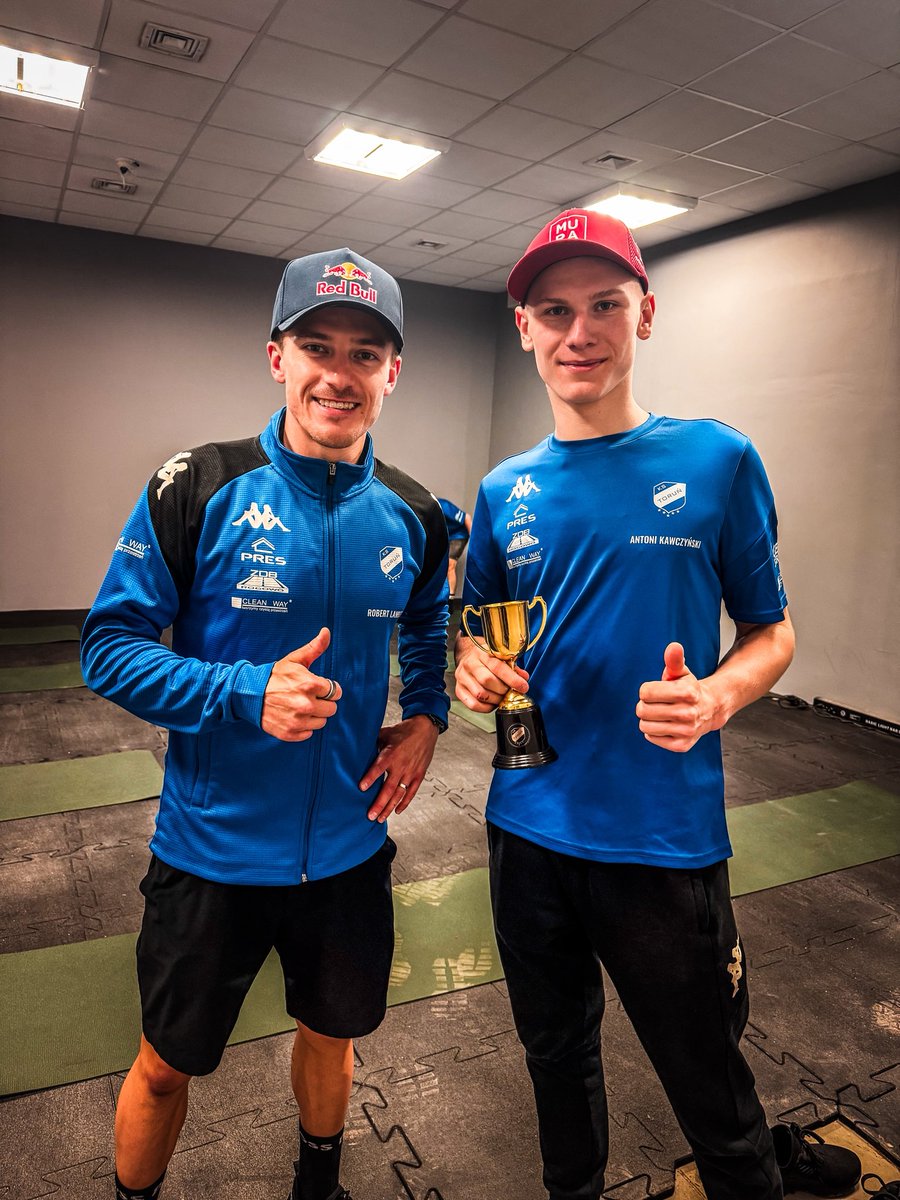 KS_Torun's tweet photo. 🏆 Pucharek za rajdera drużyny po meczu z Wrocławiem powędrował: z rąk Lamberta na ręce Antka 🤗
O 17:00 zaczynamy #TORGOR! ✊🏼
#ŻyjeMyŻużlem #PGEEkstraliga
#PRESnaTorze #hejA
⭐🔵⚪ https://t.co/I6RTRJ1Tow