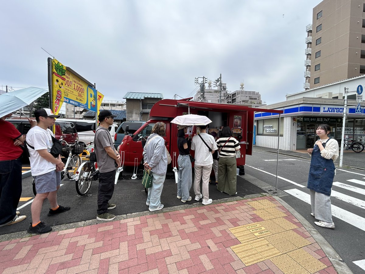 aomoriya_s's tweet photo. 本日も練馬での出店にたくさんの方がご来店いただきました。
暑い中、長い時間お並びいただきありがとうございました🙇‍♂️

また練馬に出店となった際はどうぞよろしくお願い致します。

#あおもり屋
#りんご飴
#練馬 https://t.co/3WeXyyB3SJ