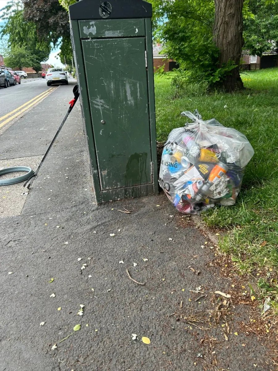 Litterwatch1's tweet photo. Huge shout-out to Deborah for keeping her adopted street in Blackheath looking beautiful!  She’s doing a sterling job, just like all our amazing volunteers. We're so proud of the difference you make daily. Thank you! #Volunteer
#rowley https://t.co/tmCy2J1shn