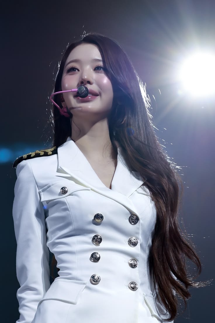 lui7lui7's tweet photo. Wonyoung konserlerde genelde mat ruj yerine gloss tercih ediyor ve  saçı ne kadar rüzgardan ucsa yada savrulsa bile asla yapışmıyor bunun sırrı ne acaba bu idoller oje mantığında gloss falan mi keşfetti ki https://t.co/up8oBsViSL