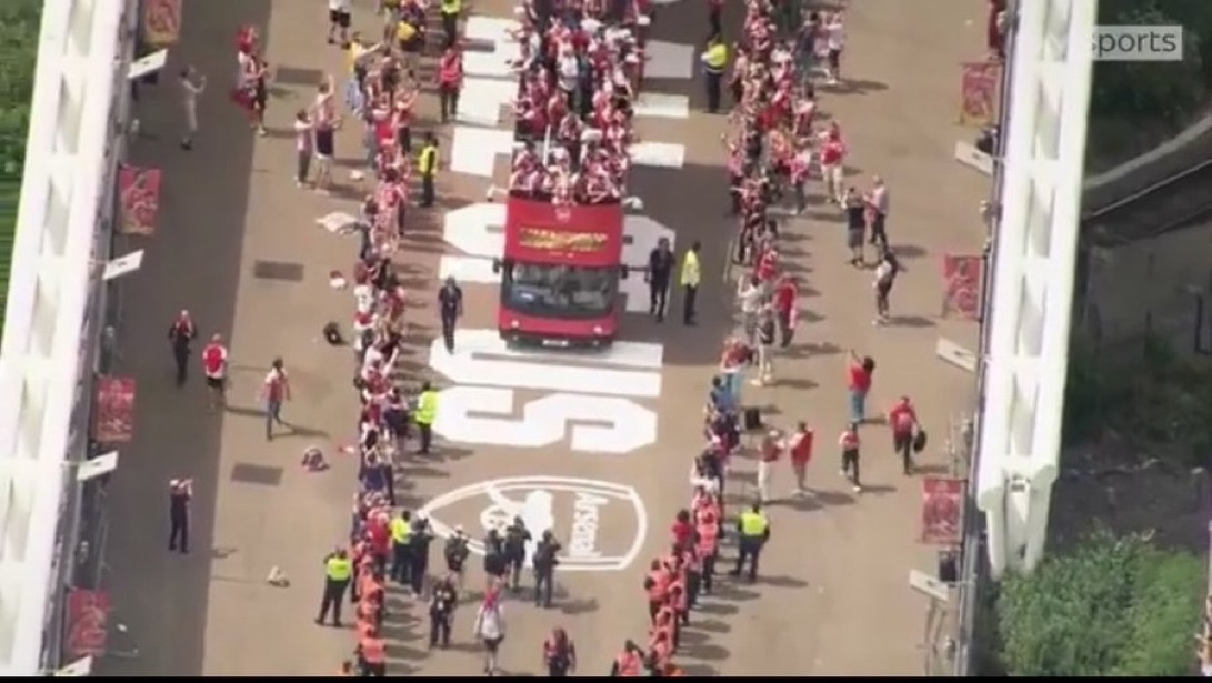 bernardooooV3's tweet photo. Trophy Parade.                              ??????? https://t.co/oASDxMzBYl
