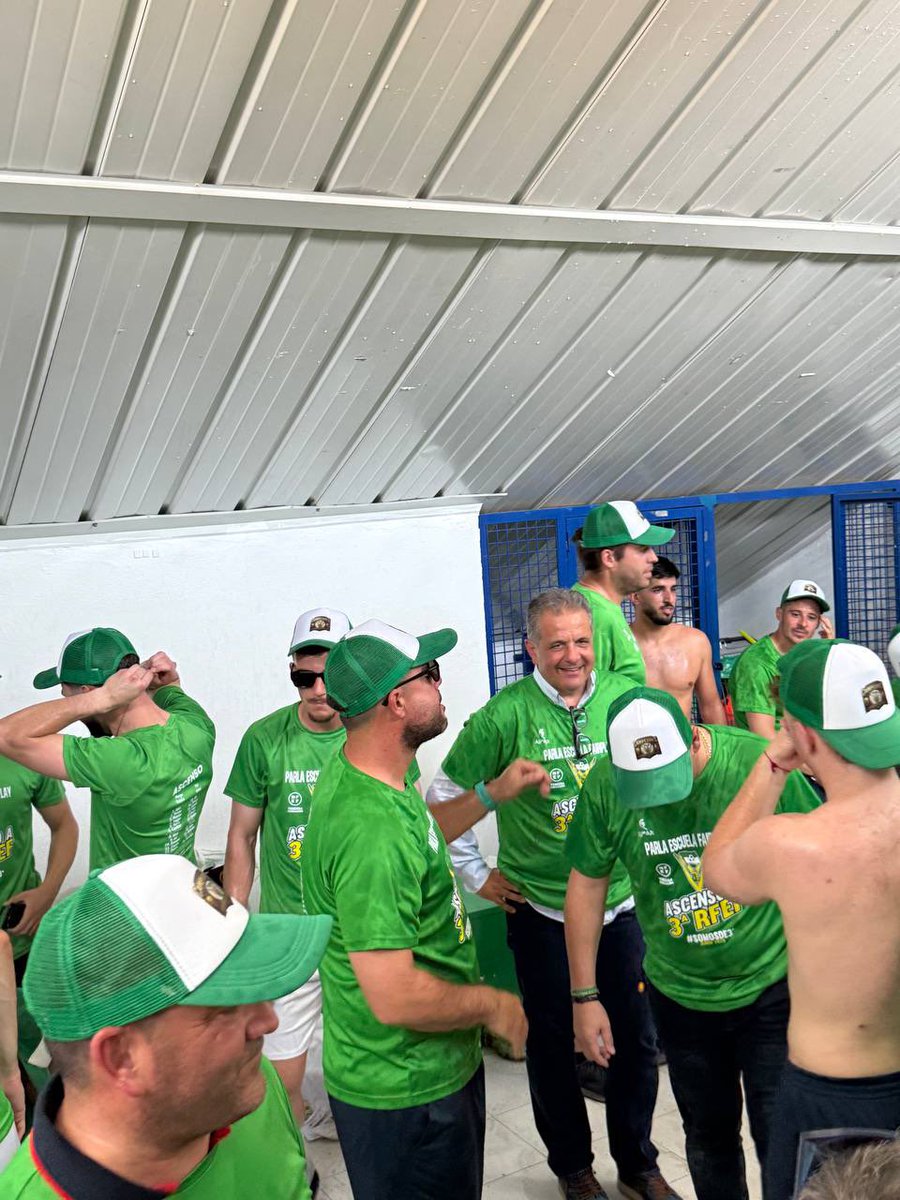 AytoParla's tweet photo. 💚🤍¡¡El @ParlaEscuela es de 3ª RFEF!!⚽️

Tras ganar hoy 2-1 se han proclamado campeones de la 1ª división autonómica y han conseguido el ascenso soñado.

El alcalde de #Parla, @Ramonjurado , junto al concejal de Deportes, @javier_gs2312, y más ediles han acompañado al club…

🧵 https://t.co/p4eOueVldn