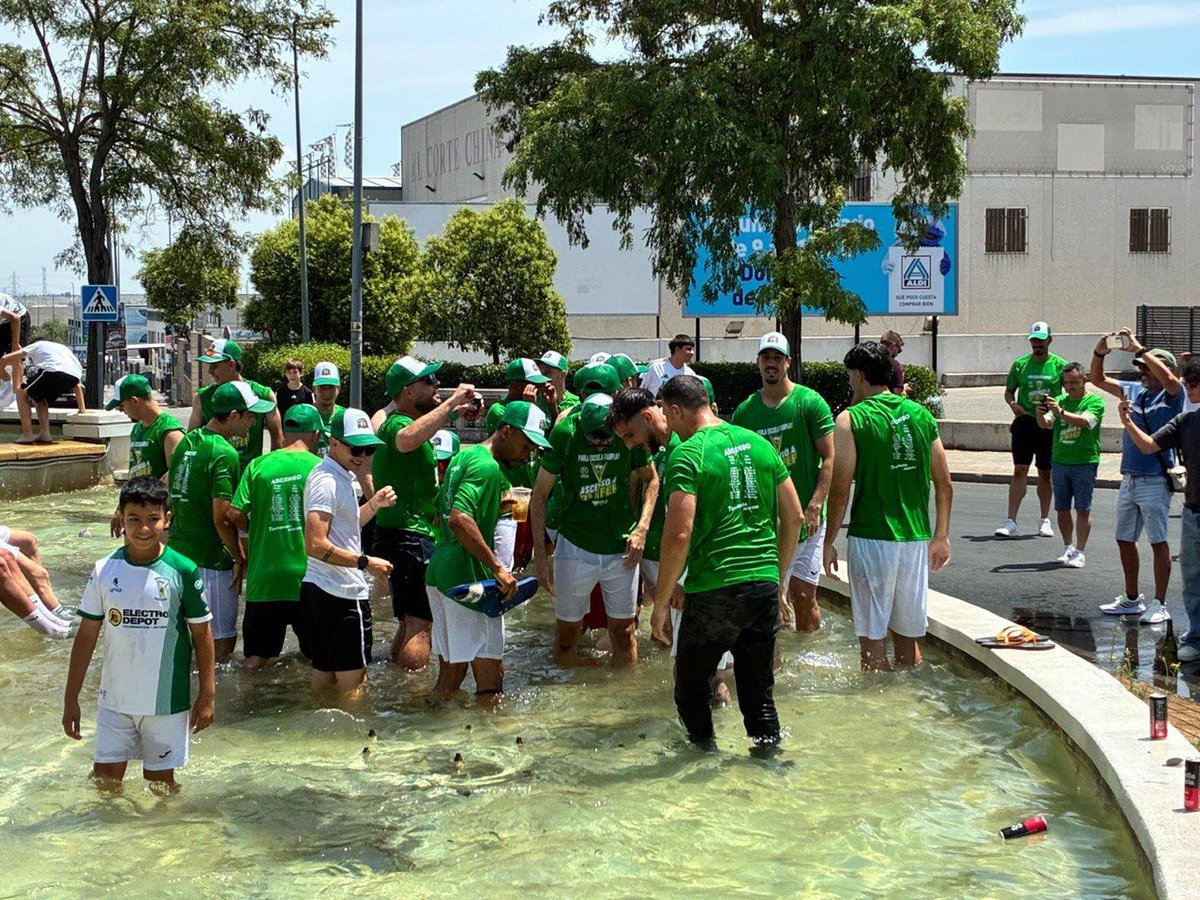 AytoParla's tweet photo. …y a sus aficionados en la fiesta vivida hoy en #Parla. 😃

¡Ahora a descansar y a preparar la siguiente temporada! ¡Enhorabuena! https://t.co/qML265J8Ll