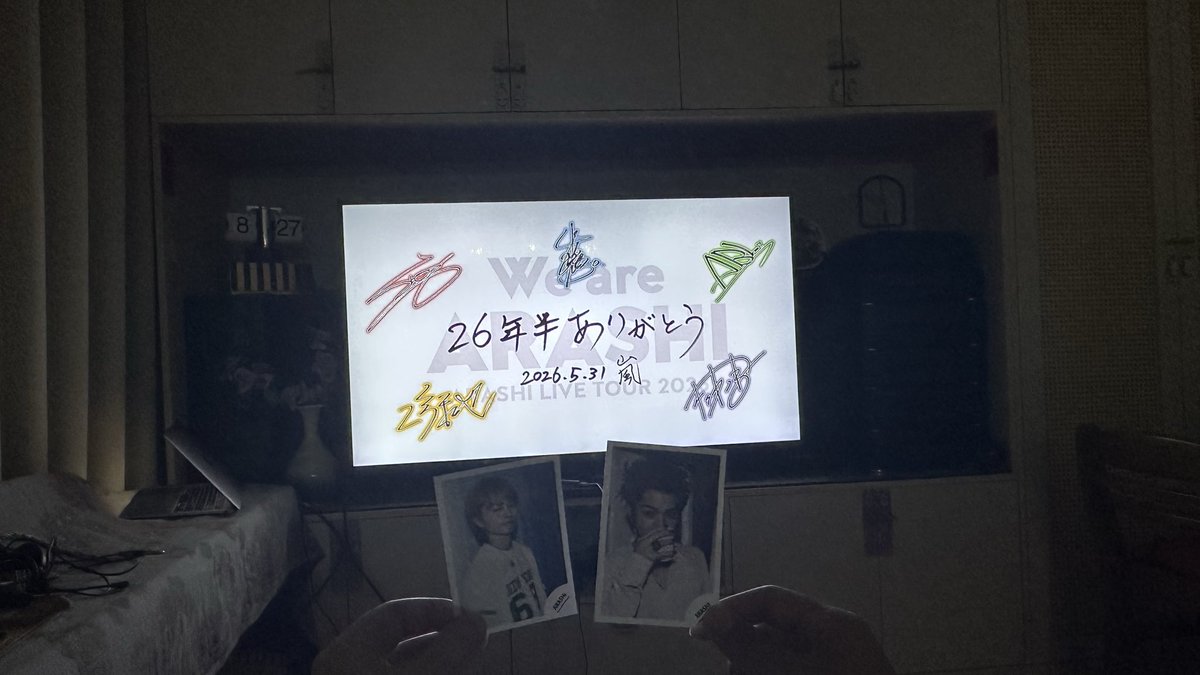 LauraW81218's tweet photo. 20年前、海の向���うの紙の雑誌を通して嵐を知りました。当時はまだ学生だったので、FCに入会したり、見知らぬ国へコンサートを見に行ったりするなんて、夢にも思いませんでした。
#WeareARASHI https://t.co/8k6vnwxl8m