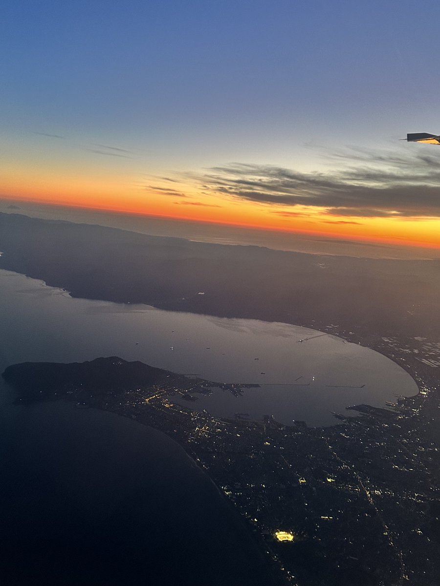 NAMEpoch's tweet photo. 今日の函館の夕暮れ https://t.co/36BNPeXx71