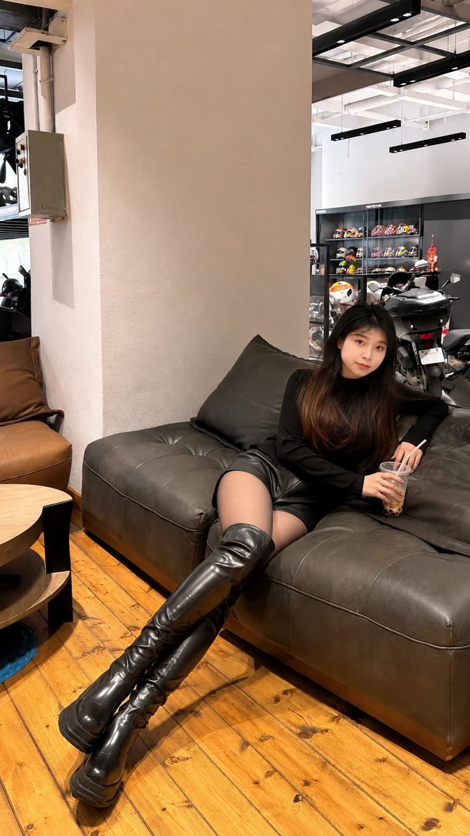 xueshenka's tweet photo. 在机车店里休息的片刻，这身全黑穿搭意外有型～

黑色高领+皮短裙，搭配过膝长靴和薄黑丝，腿部线条被长靴紧紧包裹，平台鞋底又酷又带感。  

手里拿着奶茶随意靠在沙发上，这种日常又利落的氛围，真的越看越喜欢。

#靴子 https://t.co/HXrzRvVepc