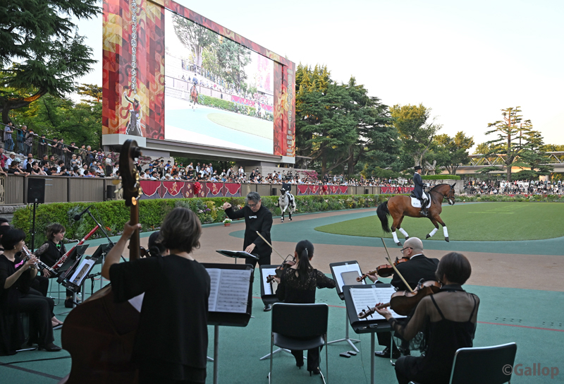 gallop_keiba's tweet photo. イベント盛りだくさんのダービーDAYのトリを飾ったのは「ドレッサージュwithミニ・オーケストラ」🎵

#北原広之 選手、#佐渡一毅 選手のオリンピアンふたりが生演奏に合わせて馬術を披露してくれました🐎🎻
佐渡選手が騎乗したのはJRA3勝を挙げ、函館競馬場で誘導馬も務めた #ティーエスネオ。 https://t.co/vD0aVVBzih