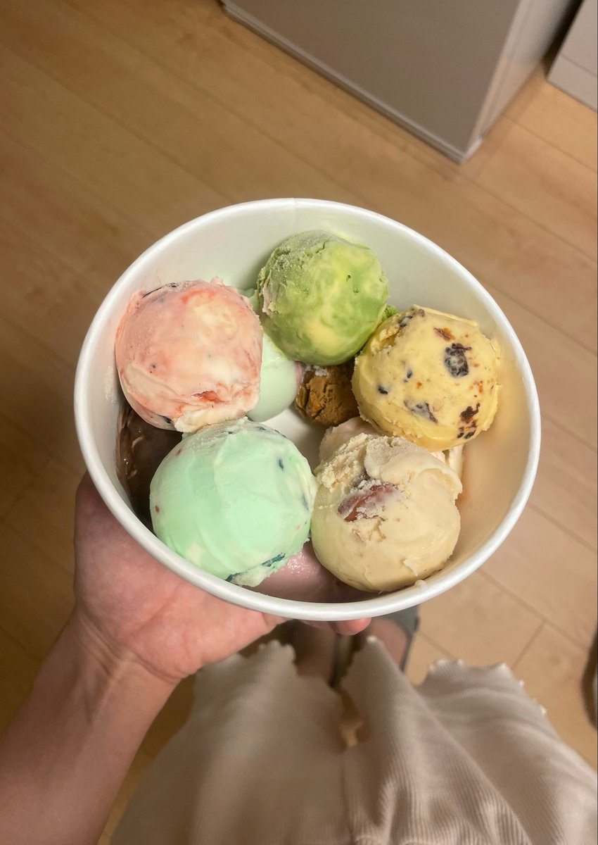 ssssssseaaa's tweet photo. ちょっとずつ食べる🥰 https://t.co/q5vuNfrD3E