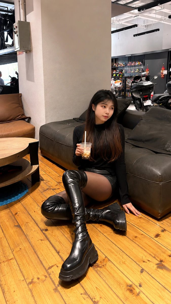 xueshenka's tweet photo. 在机车店里休息的片刻，这身全黑穿搭意外有型～

黑色高领+皮短裙，搭配过膝长靴和薄黑丝，腿部线条被长靴紧紧包裹，平台鞋底又酷又带感。  

手里拿着奶茶随意靠在沙发上，这种日常又利落的氛围，真的越看越喜欢。

#靴子 https://t.co/HXrzRvVepc