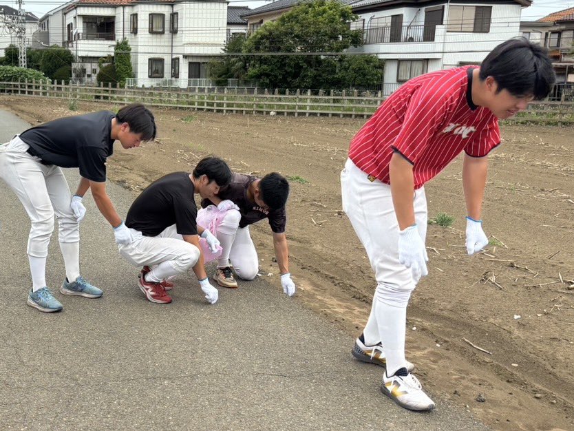 _NUbaseball's tweet photo. 【地域奉仕活動】

本日、町会のゴミ拾い活動に参加いたしました🗑️

日頃よりお��話になっている地域の皆さまへの感謝の気持ちを込めて、部員・スタッフ一同で活動に取り組みました✨
今後も地域に愛されるチームを目指し、地域奉仕活動を続けてまいります。 https://t.co/hxvRxnJowq