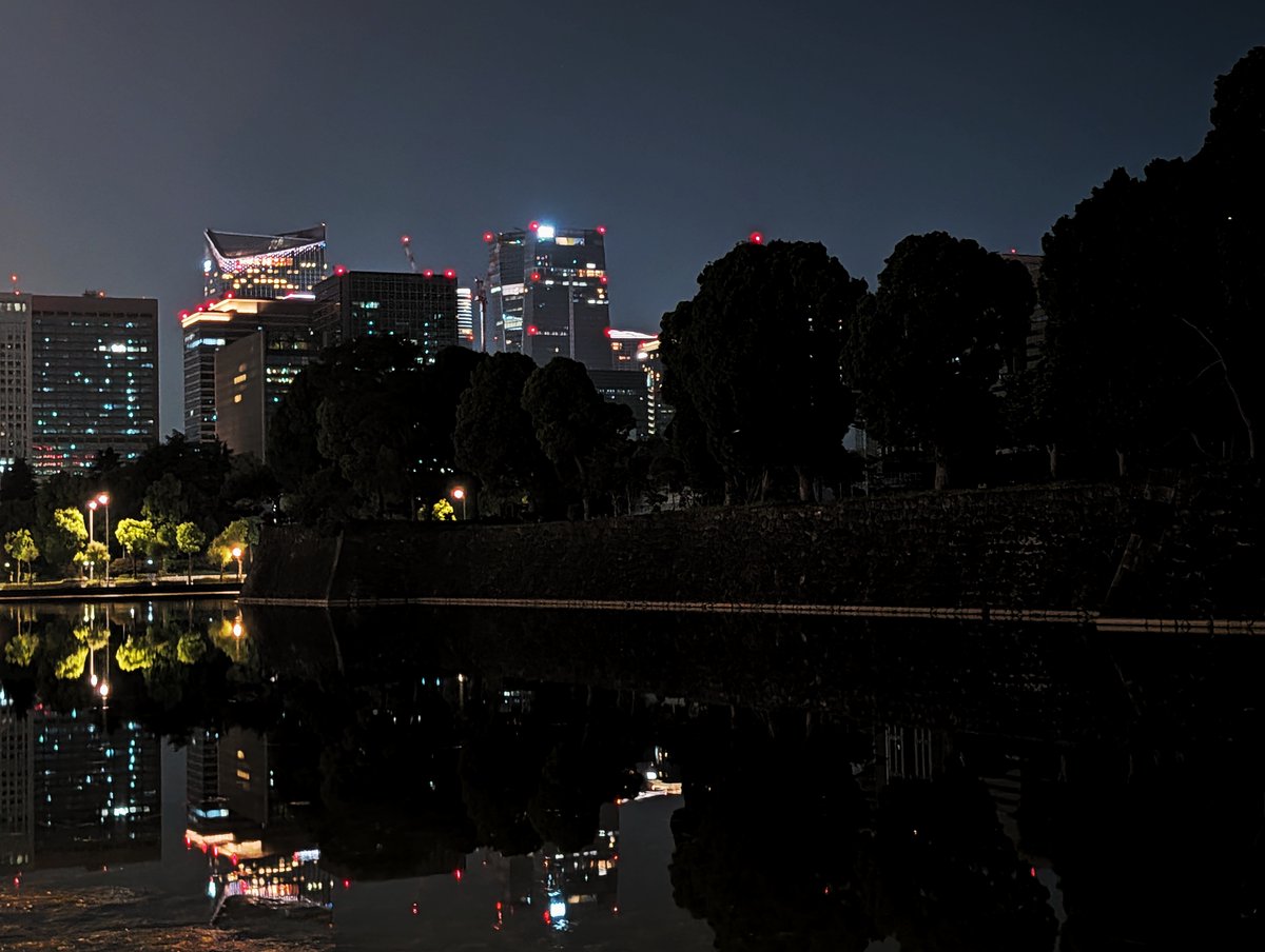 htaira's tweet photo. 天気がいいので皇居のお掘りに夜景が反射しててフォトジェニックだ。 https://t.co/4q4WZoxVKY