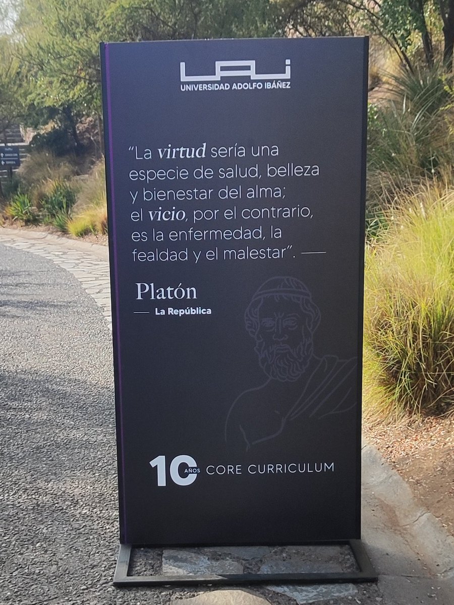 JoseMTorralba's tweet photo. He estado en el consejo asesor de la Facultad @ArtesLiberalUAI. Me impresiona e inspira ver el programa de humanidades que han desarrollado. No hay nada igual en habla española. A cada estudiante le entregan dos cajas con los Grandes Libros que leerán en las clases de seminario. https://t.co/8XbWy86bwd