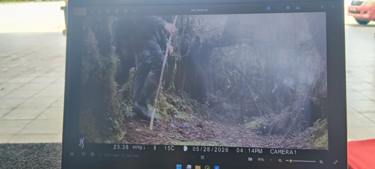 bernamadotcom's tweet photo. #Perak Imej kamera pengawasan di Gunung Batu Putih dekat Tapah berkaitan pendaki wanita, Jaslinda Saludin yang dilaporkan hilang dan kali terakhir dilihat Malim Gunung Perhutanan (MGP) pada 7.30 pagi, 24 Mei.

Imej kamera pengawasan di Kamera 1 memaparkan mangsa melintasi laluan tersebut pada masa 24 Mei. 

📸 JBPM Perak

#BernamaNews