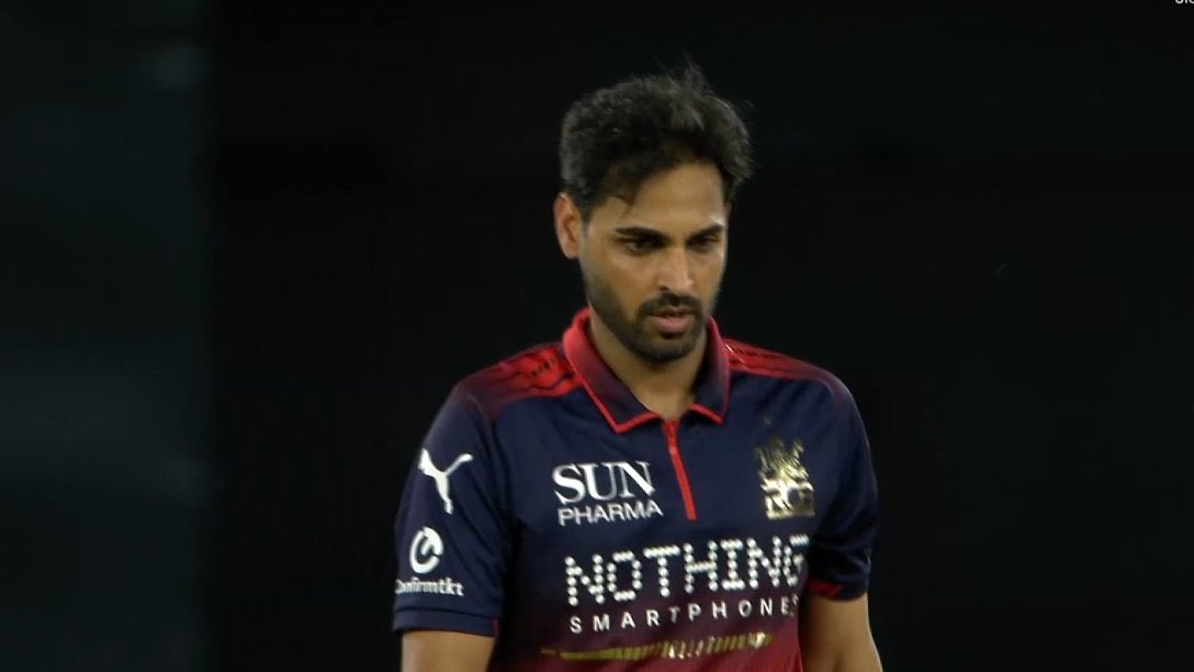 Rajiv1841's tweet photo. Everyone questioned his price at mega auction when he got sold for 10 crores+ &amp; now he has become RCB's biggest &amp; most reliable bowler🔥♥️ https://t.co/JWql21wkX6