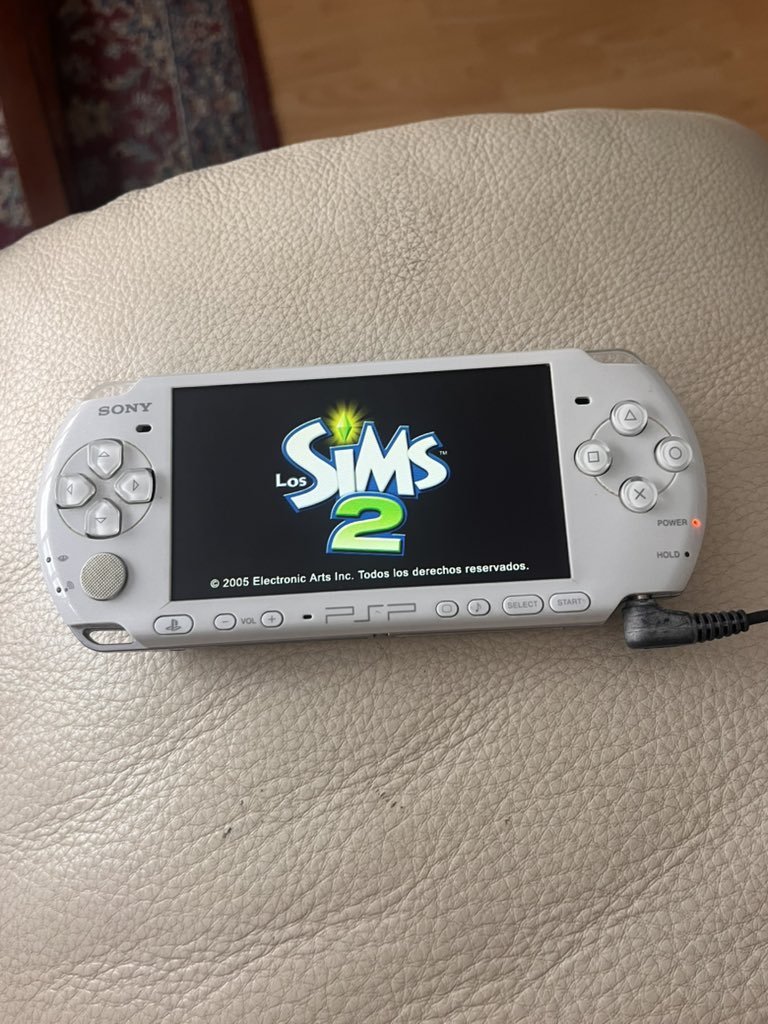 _____impasse's tweet photo. contemplo Los horrores™️ tengo ganas de llorar/dormir/tocar césped/jugar a los sims https://t.co/ZhWnsh12sX