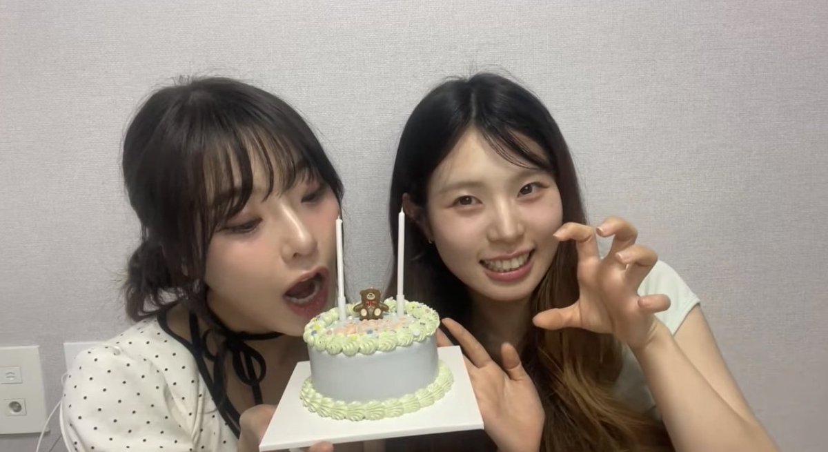 mikussi134's tweet photo. 2주년 라방 캡쳐 타임~
#이설 #Eseol #미쿠 #Miku #아이몬드 #Imond https://t.co/YdX2vvxKFn