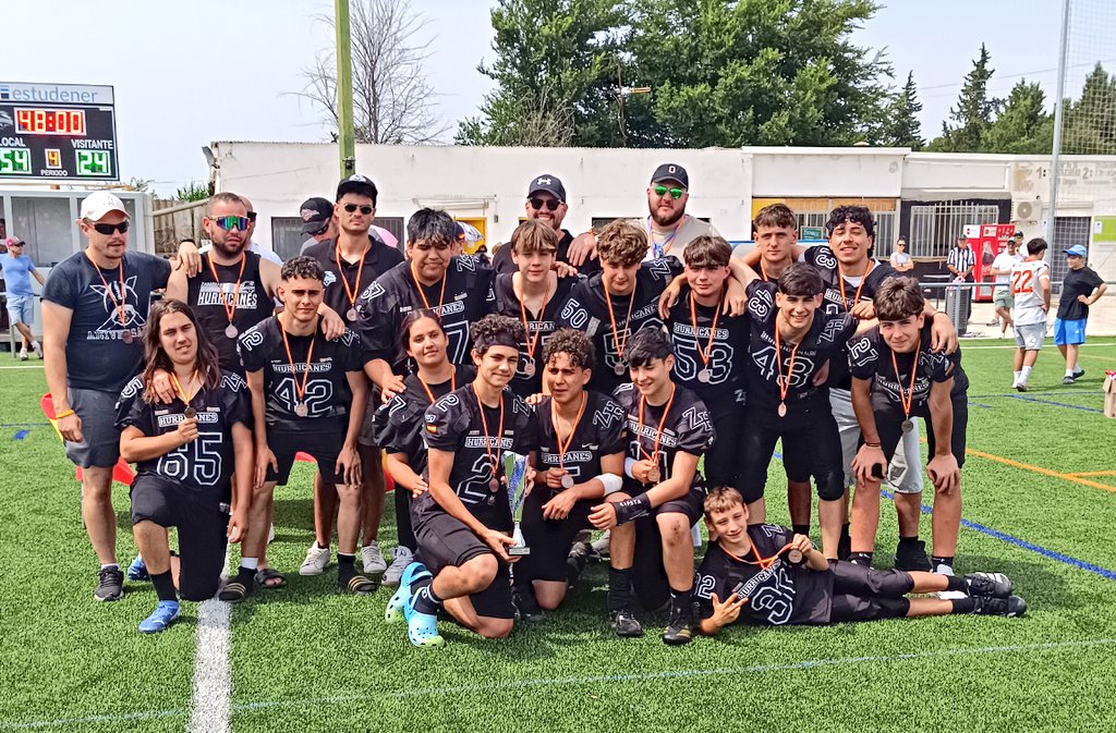 FEFA_Spain's tweet photo. 🏆 #LNFACadete
🔝 ¡¡ROYAL OAKS KNIGHTS, CAMPEONES!! ¡¡Enhorabuena!!

🥇 @RoyOaksKnights
🥈 #PionersLH
🥉 @zgzhurricanes
4️⃣ @ososrivas

🎖️ ¡Iván Escudero, MVP!

#ConéctatealFootball 🏈 #FEFA @deportegob @live_vuvuzela @Aragon_Football https://t.co/TEMqmf3vO8