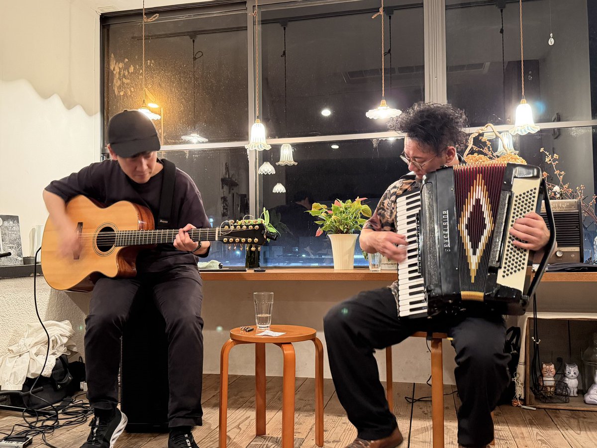 tomarutomoharu's tweet photo. otonal 浦川裕介12弦g×都丸智栄acc
@岐阜笠松tamako
ご来場ありがとうございました！！　
このユニットしかやってない曲多数なので聴いていただけて嬉しかったです。

浦川は演奏の思い切りあるし、ユーモアあるし、とにかく人間性が素晴らしいす。別れ際に姿が見えなくなるまで頭下げ続ける人とか今時いないと思います。

店主いづみさんいつもほんとにお世話になっております！💪🏿💪🏾🥦
料理がクリティカルヒットで美味しすぎ！唸りました！大感謝です！
