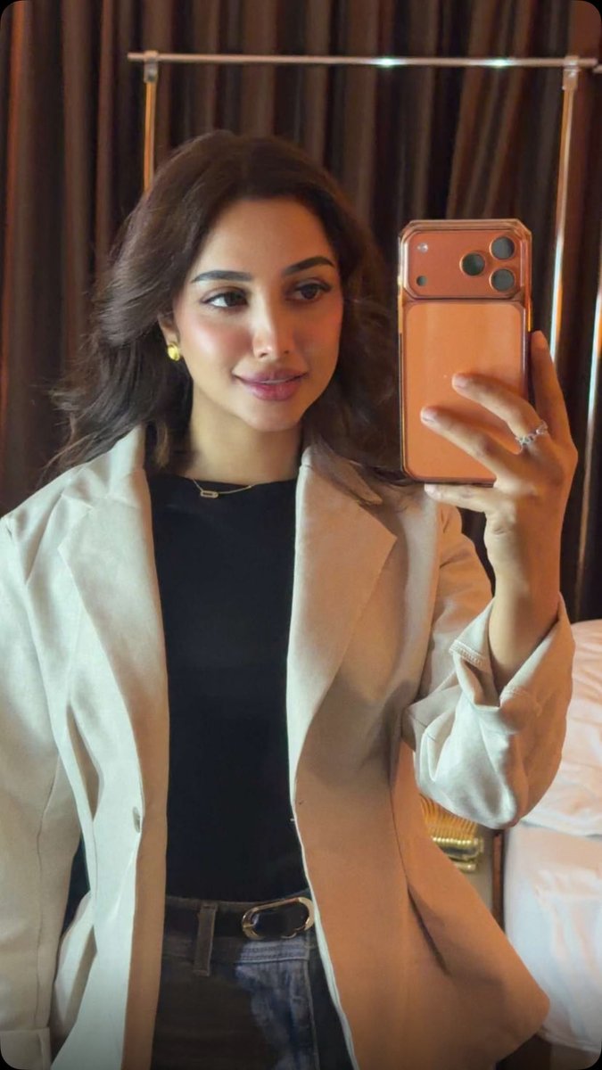 vcuiii7's tweet photo. Queen 👸🏻💫
@najla_albuloshi #نيلوه_في_مسرحية_ووترلاند https://t.co/4wJm9pt2Oh
