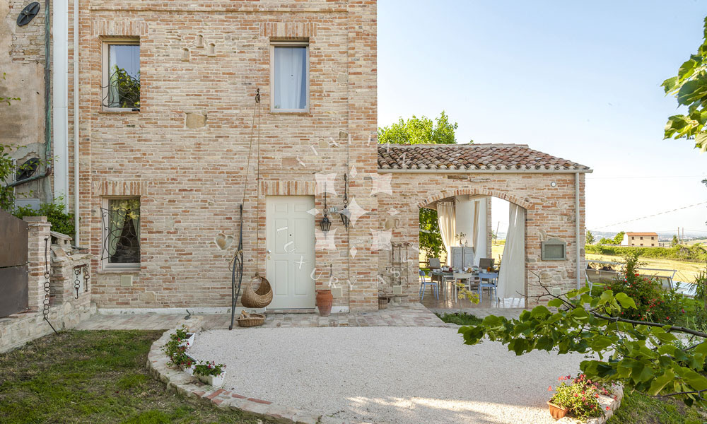 italianhouses's tweet photo. 🌿🏡Enchanting farmhouse near Staffolo
🏊Infinity pool &amp; panoramic Marche views
🌄1 hectare of land &amp; total peace
🛏️2 ensuite bedrooms
🍽️Outdoor kitchen &amp; dining pergola
☀️Solar power &amp; EV charging
💶€590K

https://t.co/J7QqDln0B7
#PropertyItaly #LeMarche #Staffolo #Ancona https://t.co/W5lJyyX6er