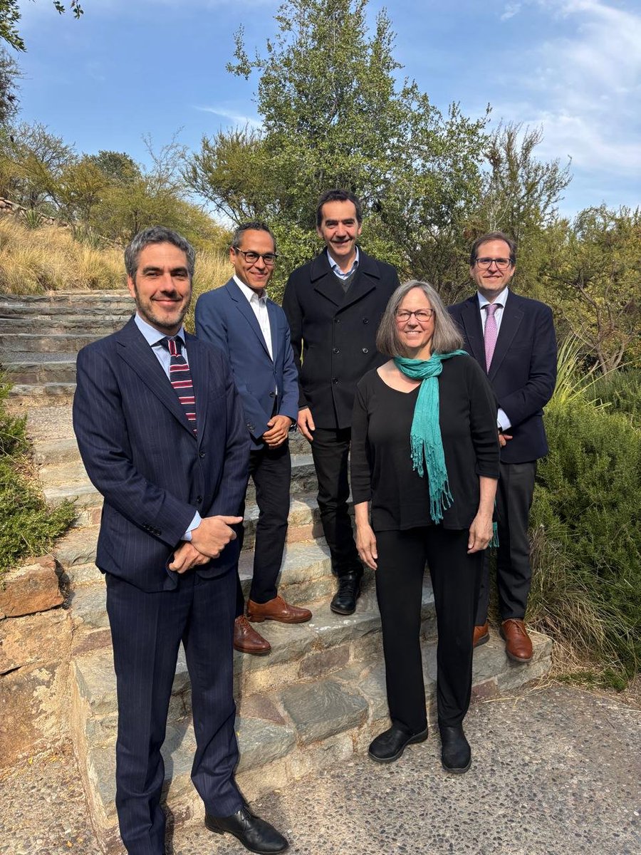 JoseMTorralba's tweet photo. He estado en el consejo asesor de la Facultad @ArtesLiberalUAI. Me impresiona e inspira ver el programa de humanidades que han desarrollado. No hay nada igual en habla española. A cada estudiante le entregan dos cajas con los Grandes Libros que leerán en las clases de seminario. https://t.co/8XbWy86bwd