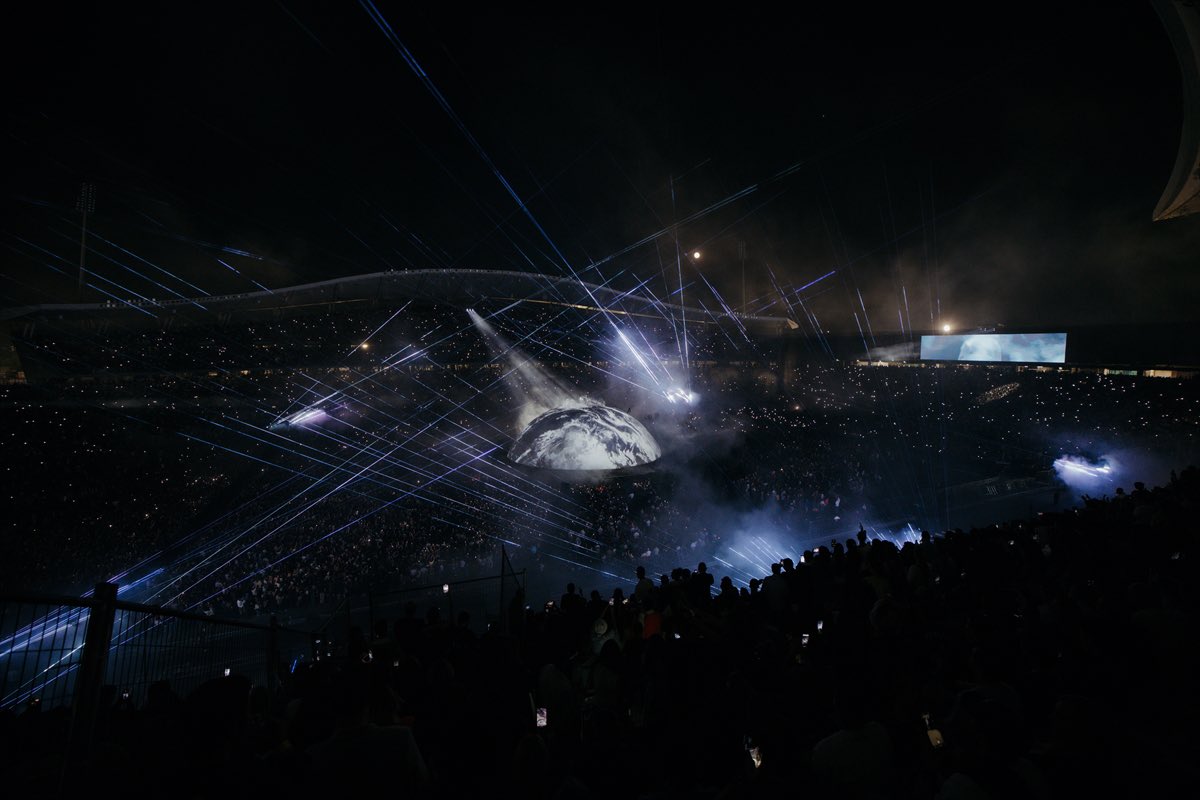 YZYFRANCE1's tweet photo. Ye is on a different level when it comes to concert visuals.. ✨ https://t.co/XBiJCtEsTY