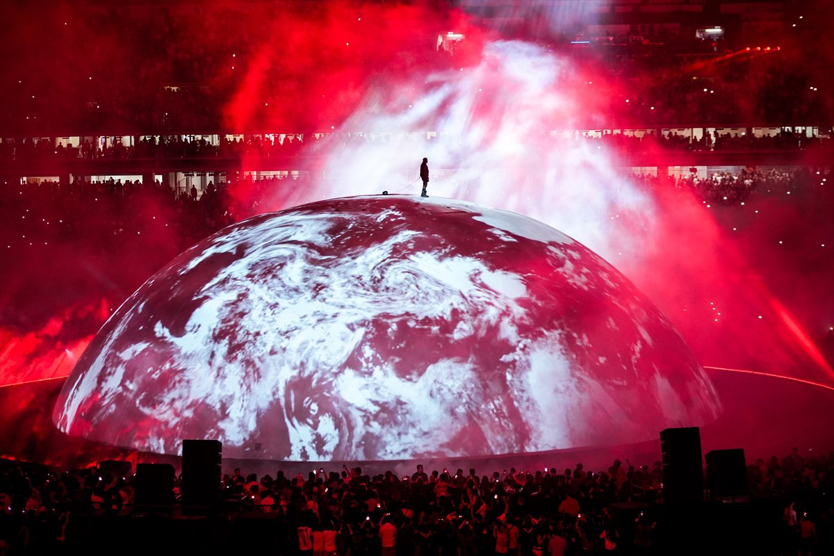 YZYFRANCE1's tweet photo. Ye is on a different level when it comes to concert visuals.. ✨ https://t.co/XBiJCtEsTY